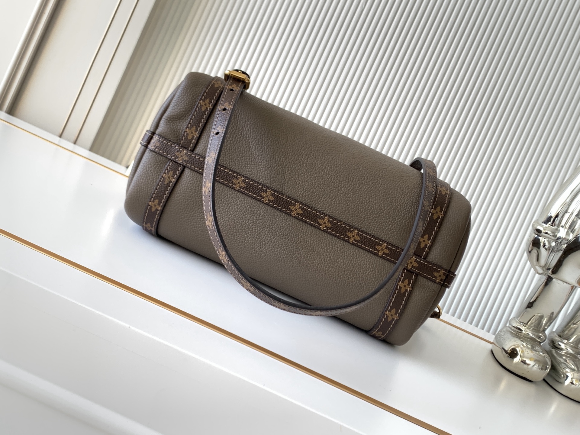 Louis Vuitton Express Small Handbag - Image 4