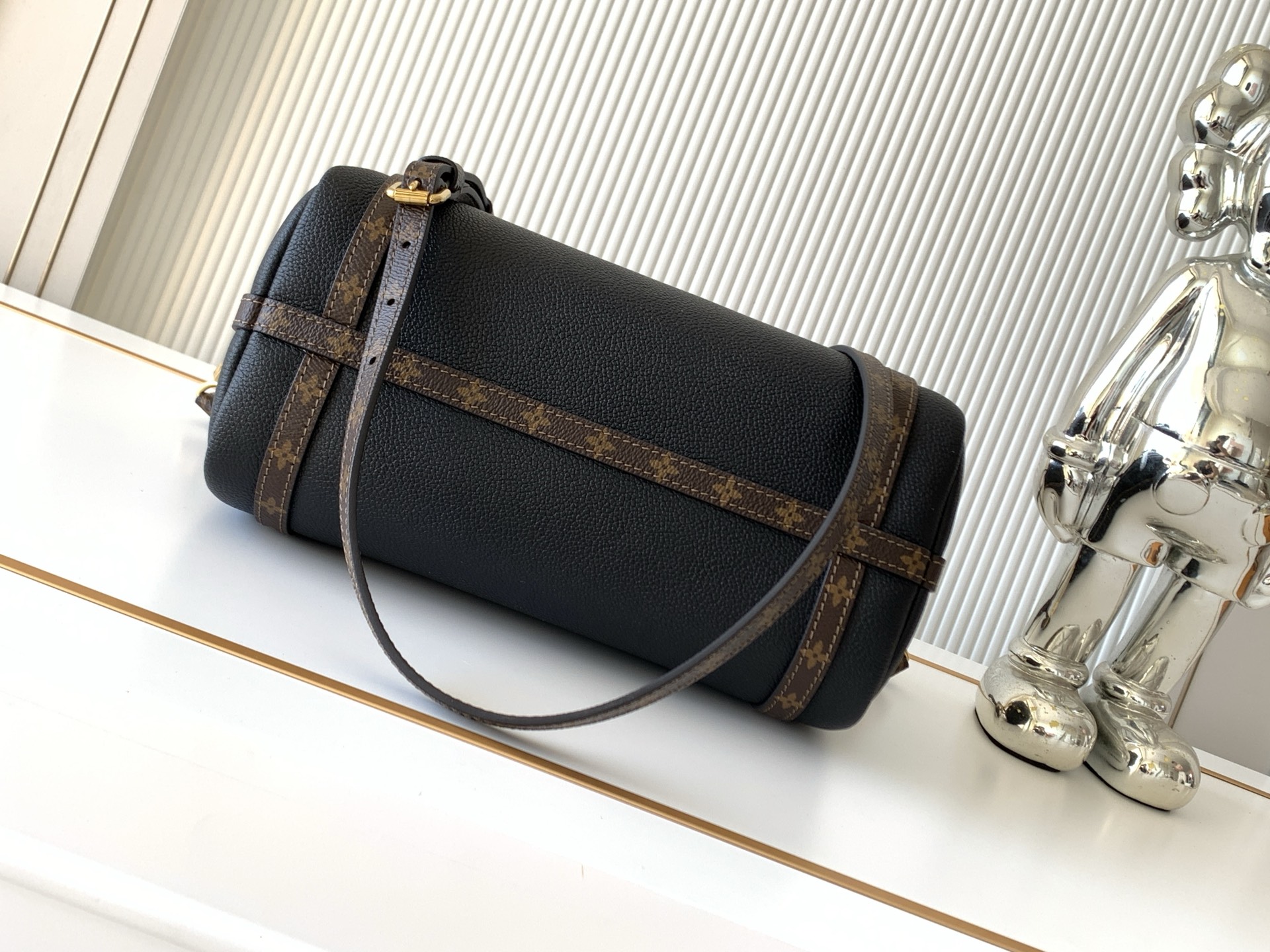 Louis Vuitton Express Small Handbag M26039 in Black Cowhide Leather - Image 4