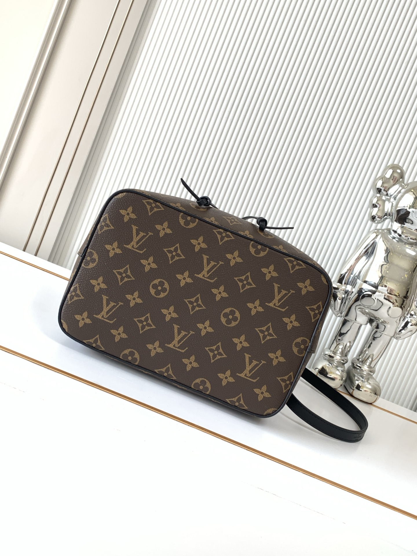 Louis Vuitton NeoNoe Monogram Shoulder Bag - Image 4