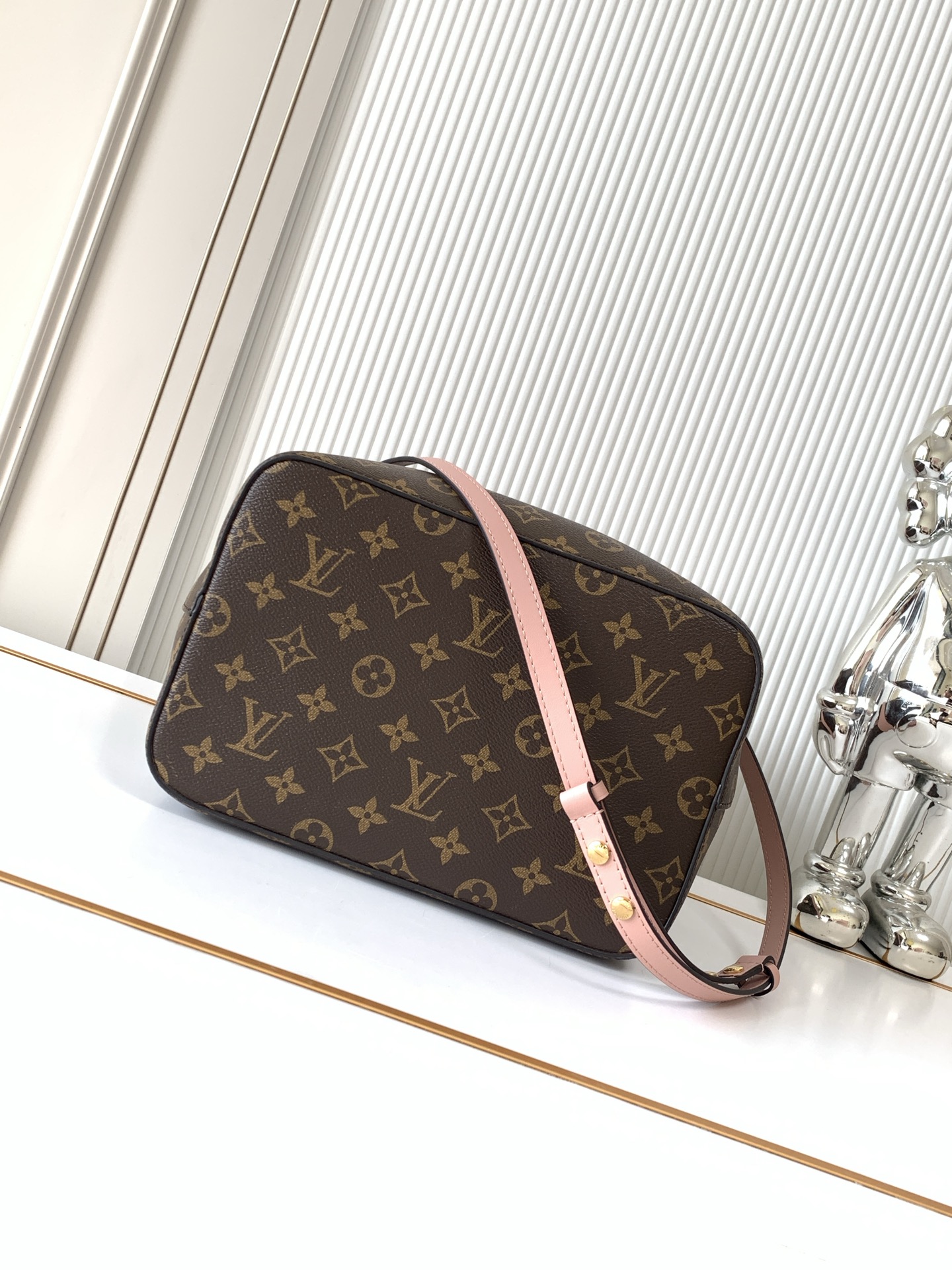Louis Vuitton NéoNoé Monogram Bucket Bag - Image 4