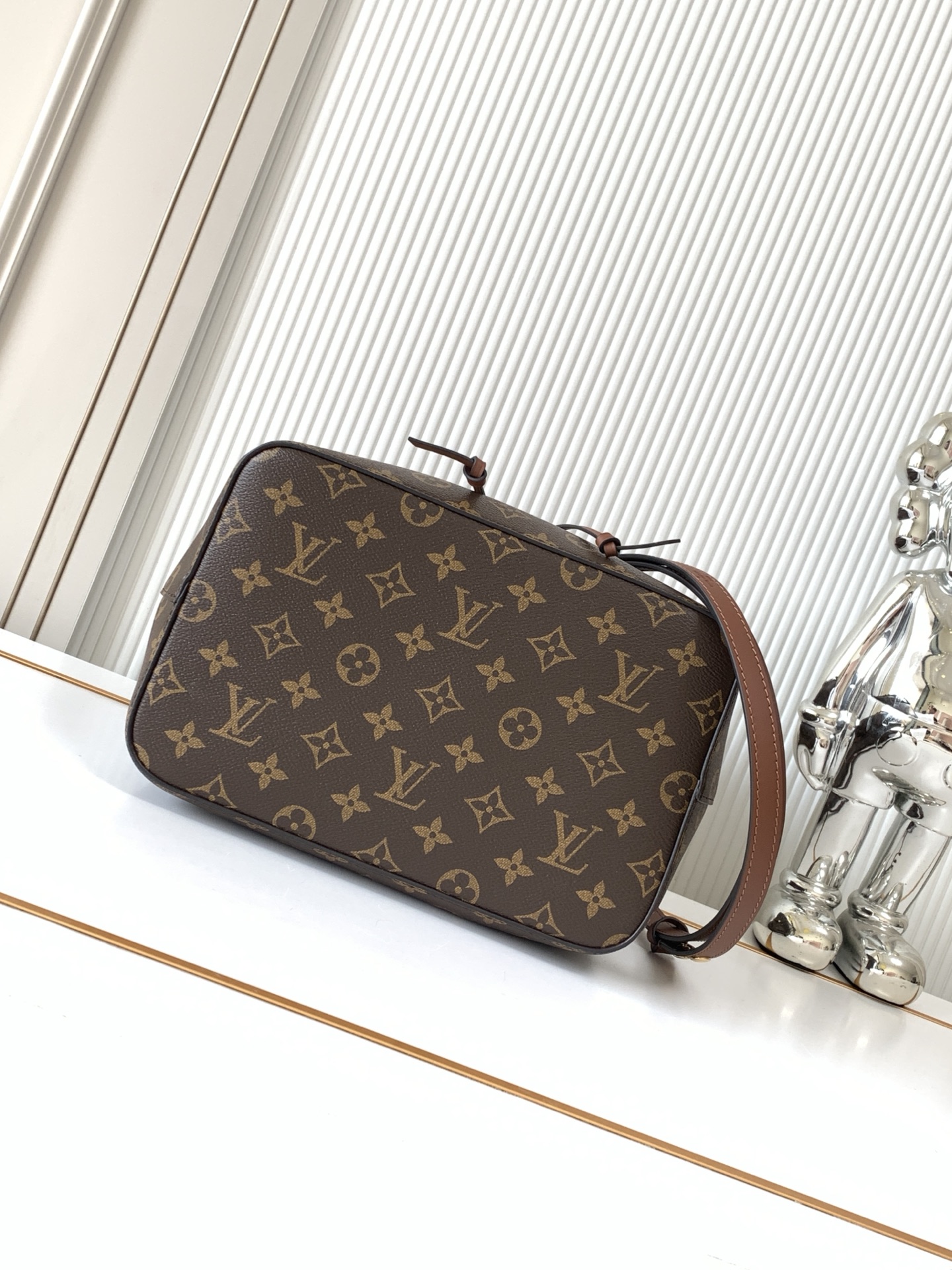 Louis Vuitton NéoNoé Bucket Bag in Monogram Canvas - Image 4