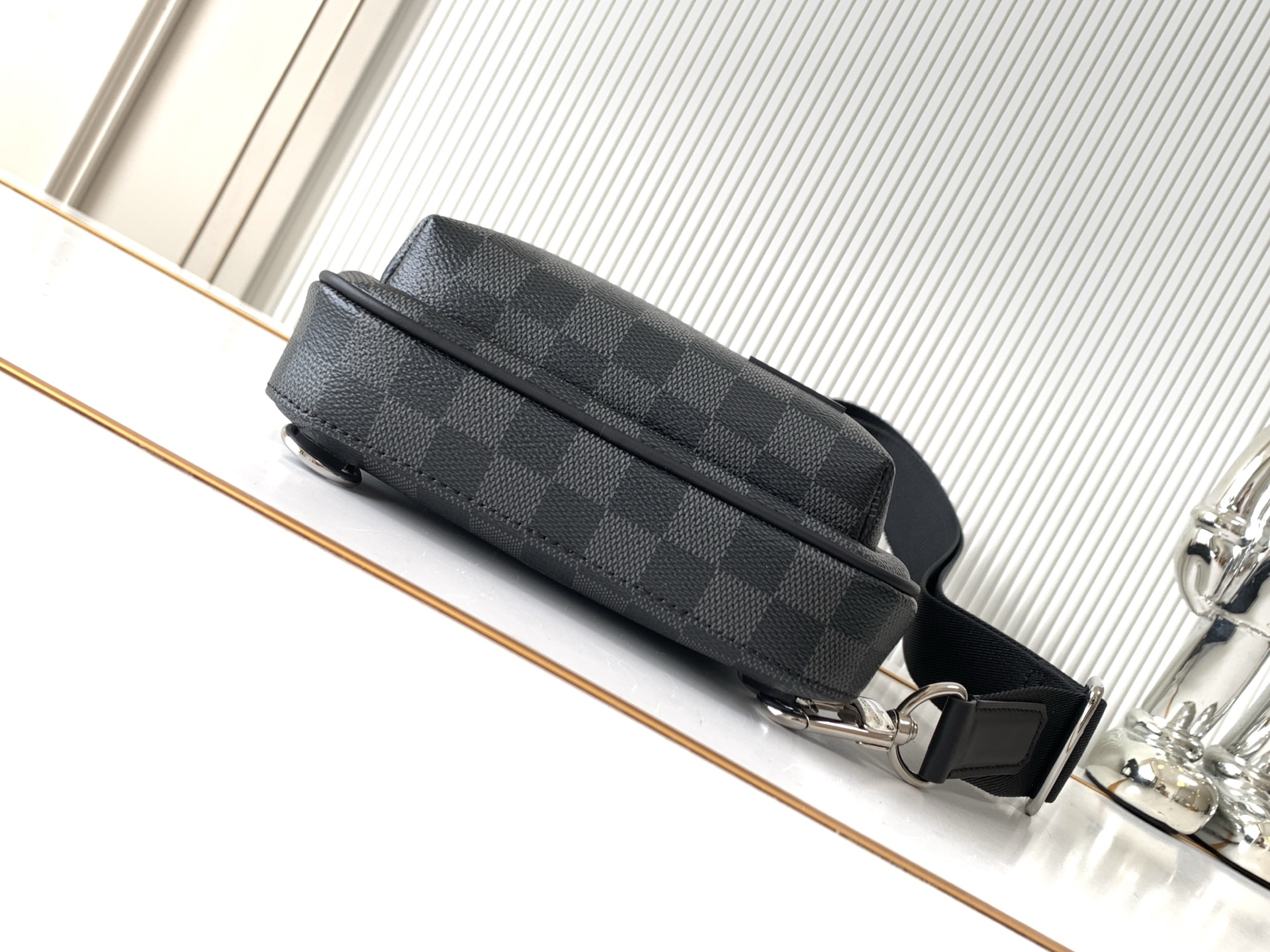 Louis Vuitton Avenue Shoulder Bag M45302 in Damier Graphite - Image 4