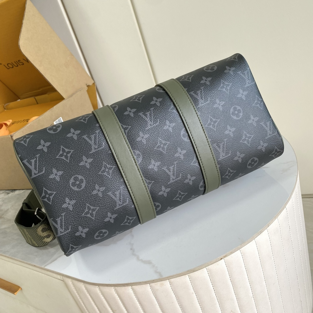 Louis Vuitton Keepall Bandoulière 35 Travel Bag in Monogram Eclipse Canvas - Image 4