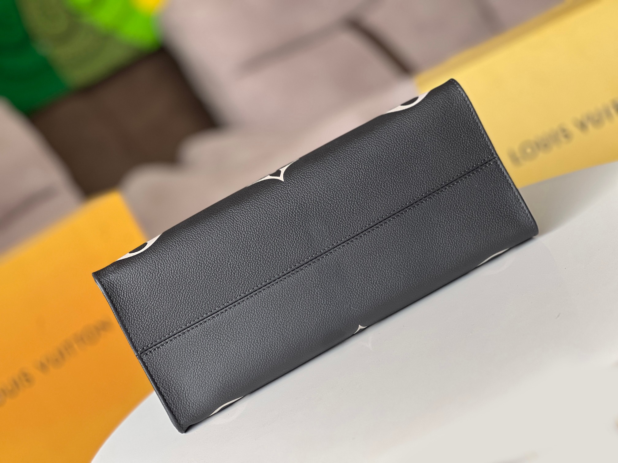 Louis Vuitton OnTheGo MM Tote Bag - Black Grained Calfskin - Image 4