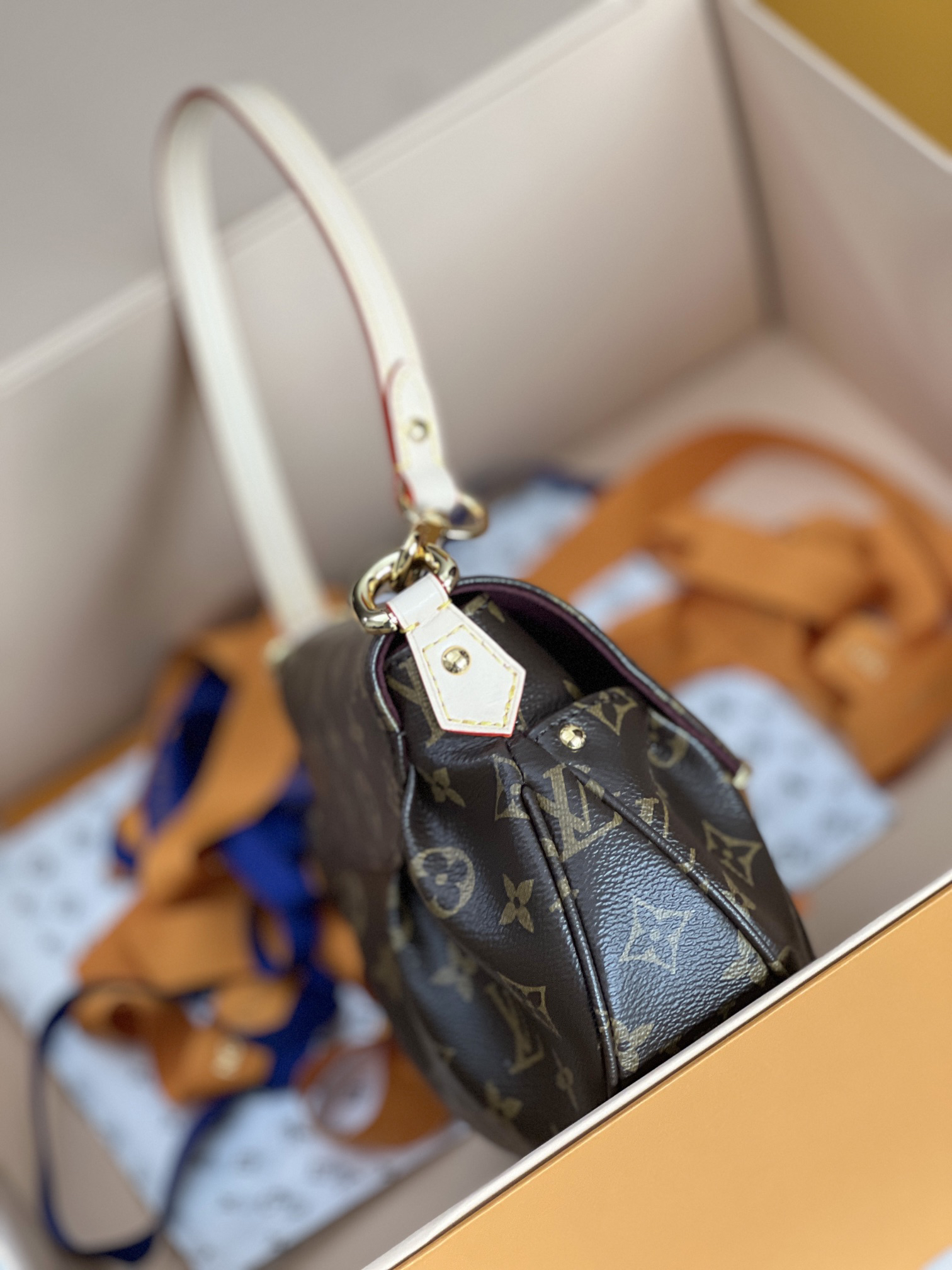 Louis Vuitton Sunset M13617 Shoulder Bag in Monogram Denim Canvas - Image 4