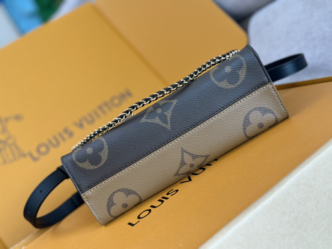 Louis Vuitton OnTheGo East West Handbag in Monogram Giant Canvas - Image 4