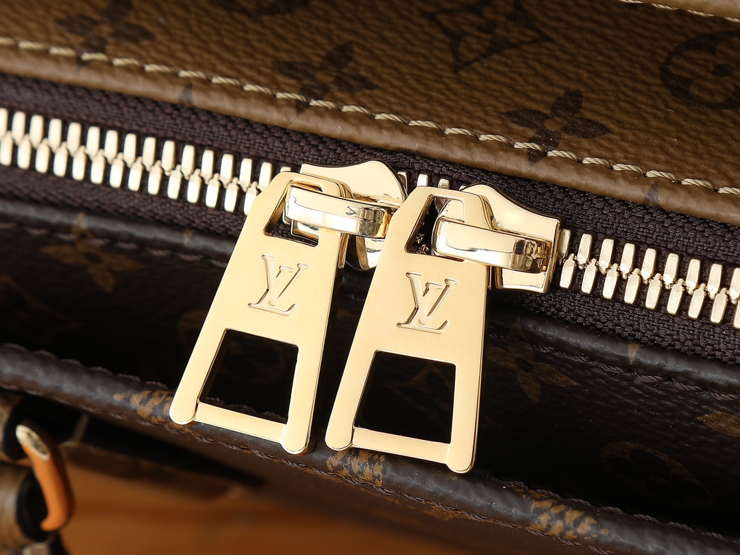 Louis Vuitton OnTheGo East West Handbag - Image 4