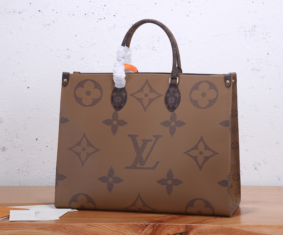 Louis Vuitton Onthego Tote Bag in Monogram Giant Canvas - Image 4