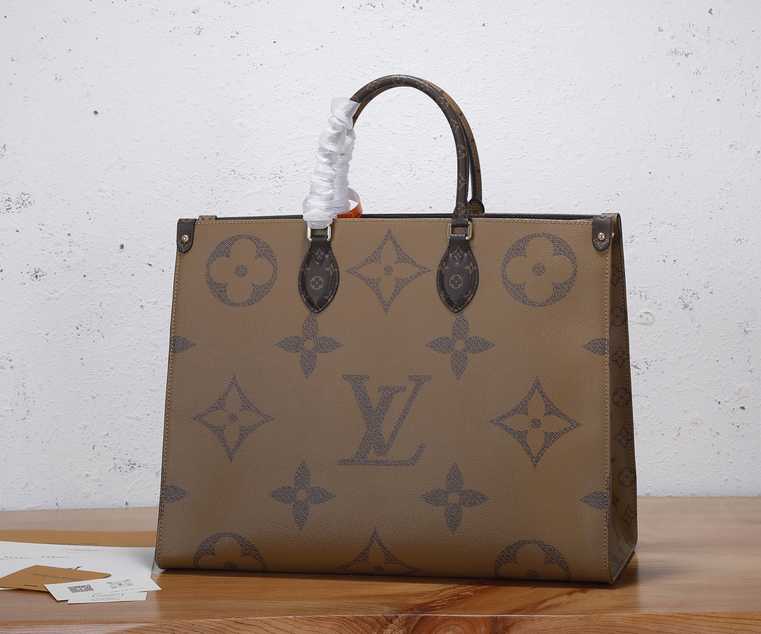 Louis Vuitton Onthego Tote Bag in Monogram Giant Canvas - Image 4
