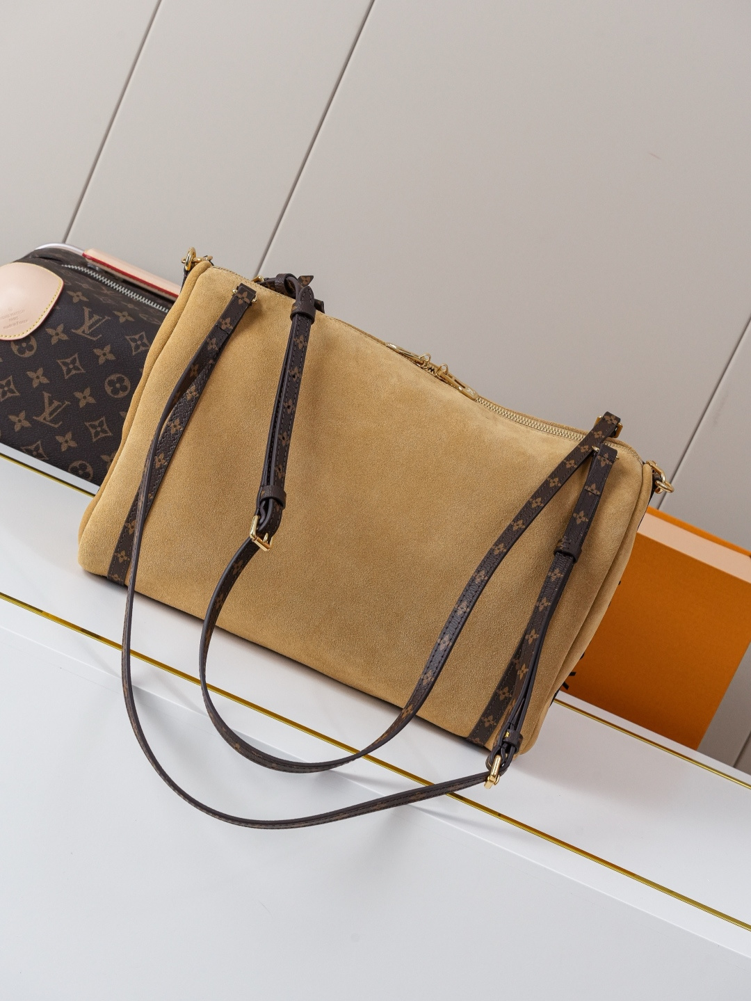Louis Vuitton Express Medium Handbag - Image 4