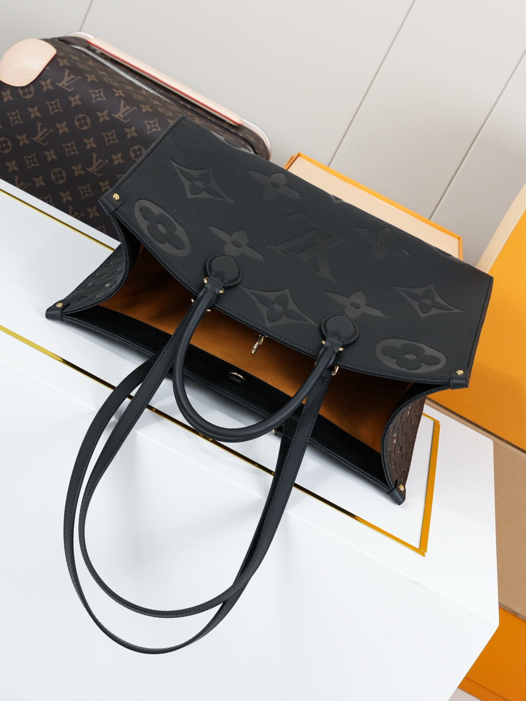 Louis Vuitton Onthego Handbag in Monogram Empreinte Giant Leather - Image 4