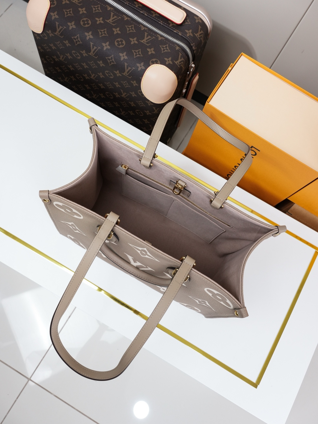 OnTheGo MM Tote Bag in Medium Monogram Grained Leather - Image 4