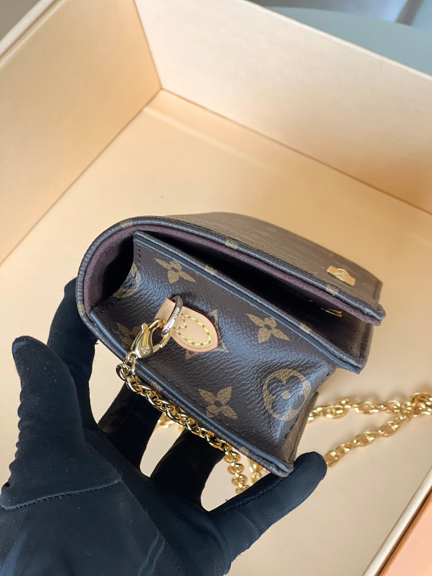 Lily Wallet on Chain - Image 4