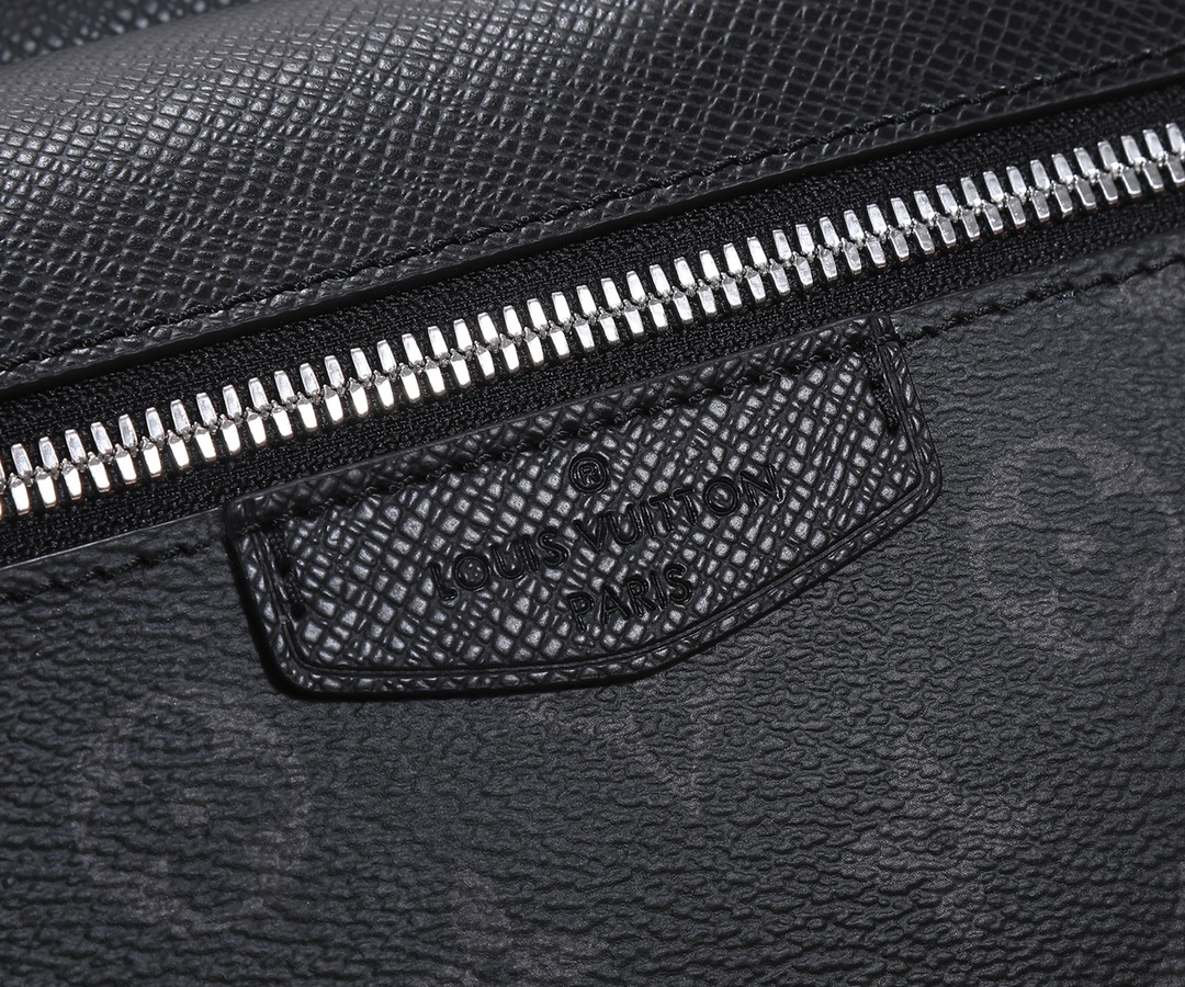 Louis Vuitton Taiga Outdoor Messenger Bag M30233 - Image 4
