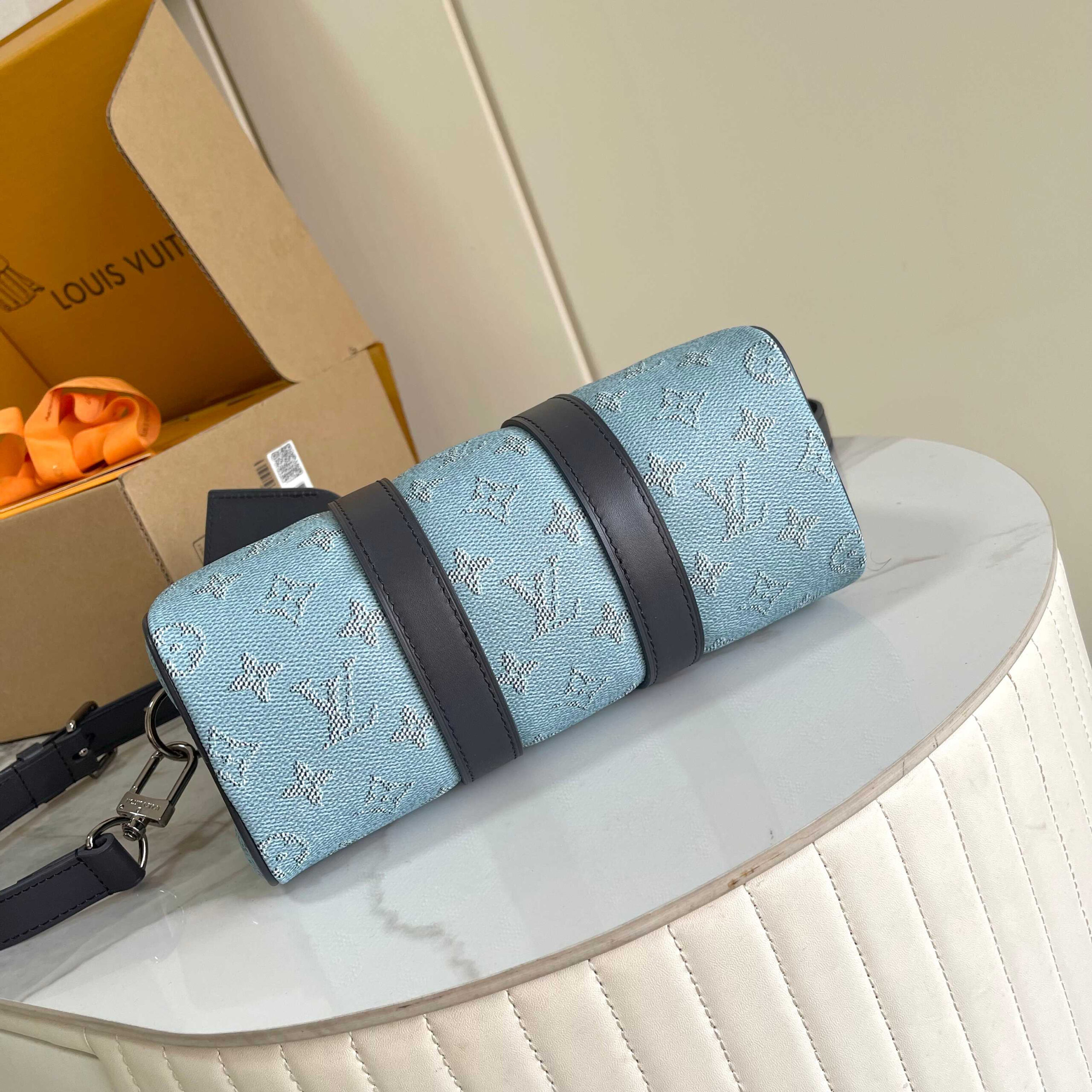 Louis Vuitton Keepall Bandoulière 25 Travel Bag in Monogram Surfin Canvas - Image 4
