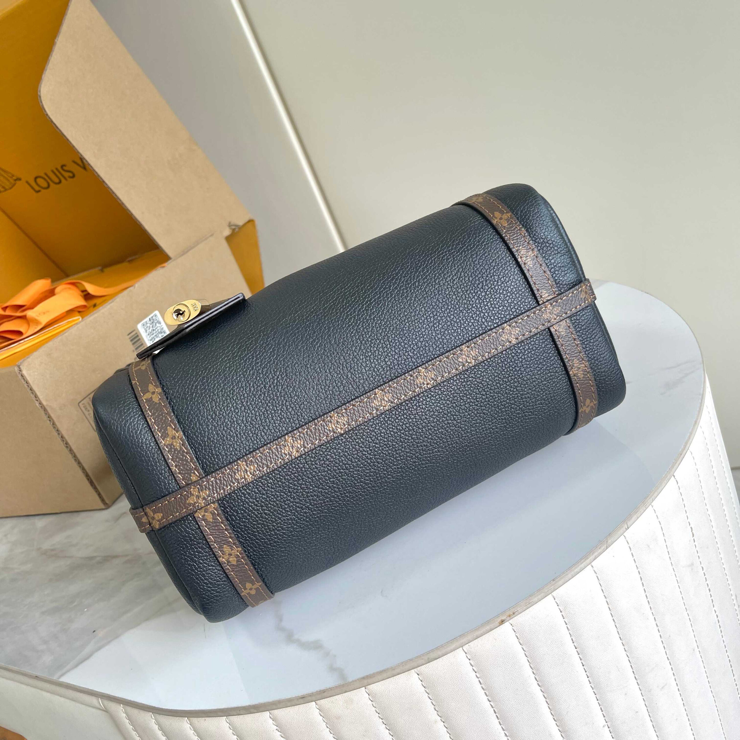 Louis Vuitton Express Small Handbag - Image 4