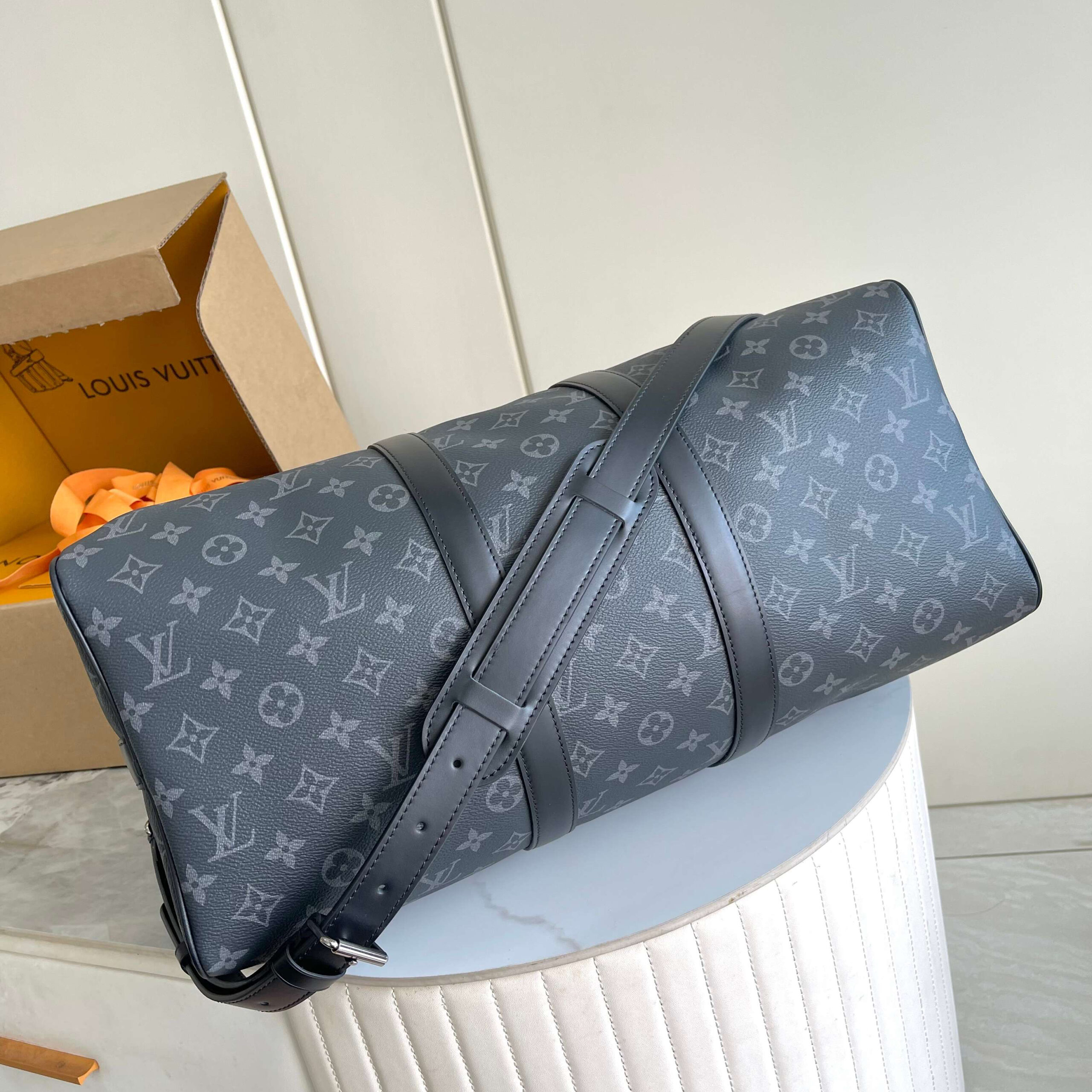 Louis Vuitton Keepall Bandoulière 45 Travel Bag in Monogram Eclipse Canvas - Image 4