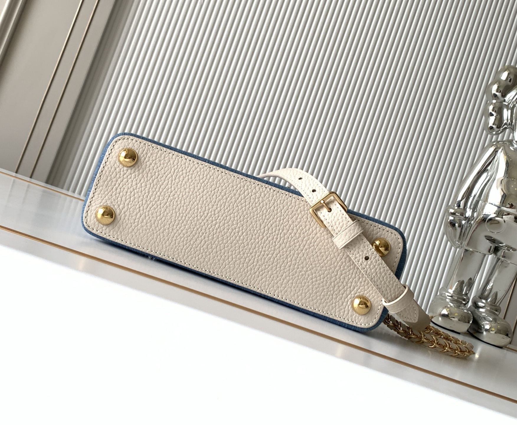 Louis Vuitton Capucines M12947 Small Handbag in Milk-White Embroidered Denim - Image 4