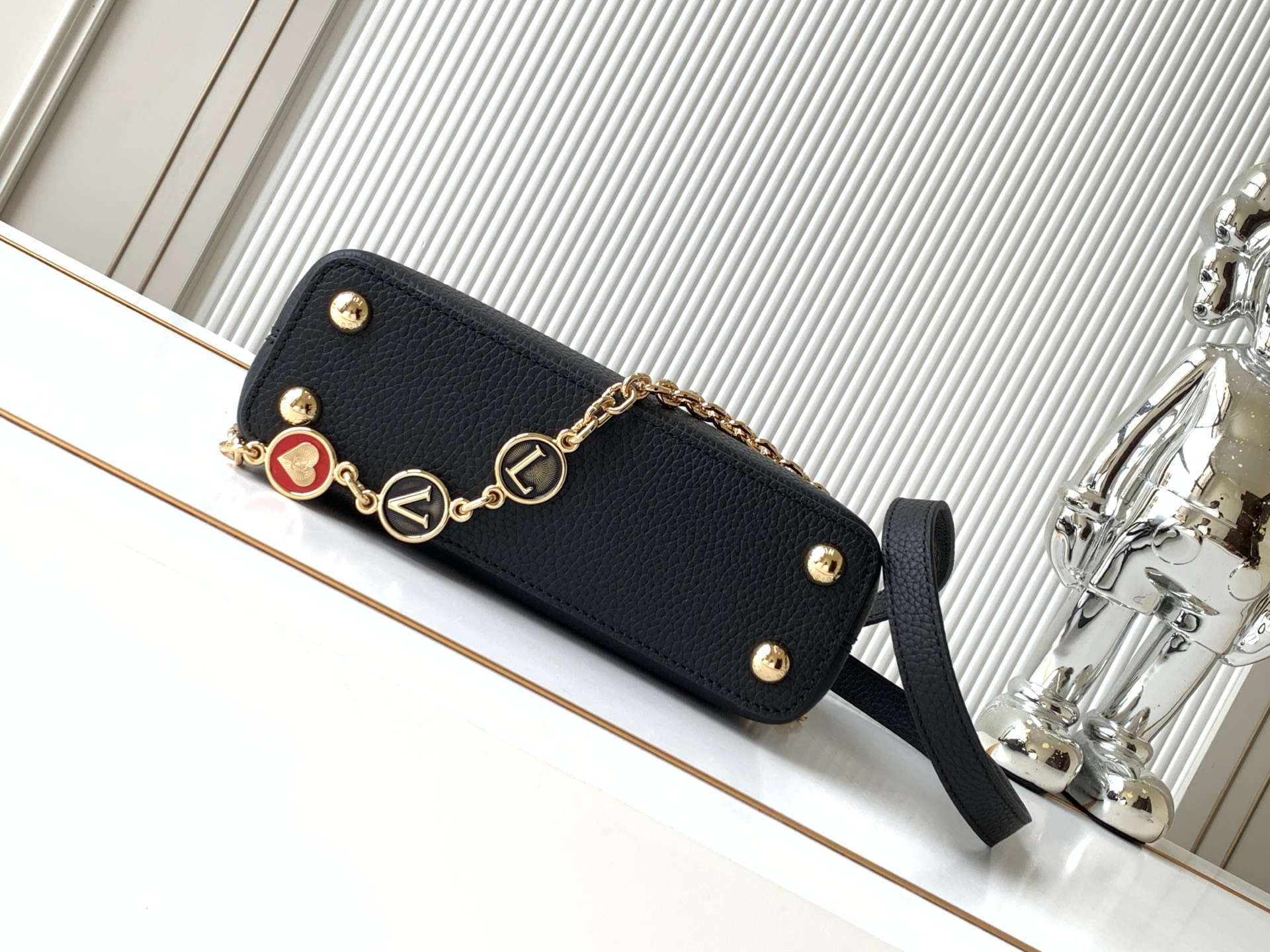 Louis Vuitton Capucines M00014 Handbag - Image 4