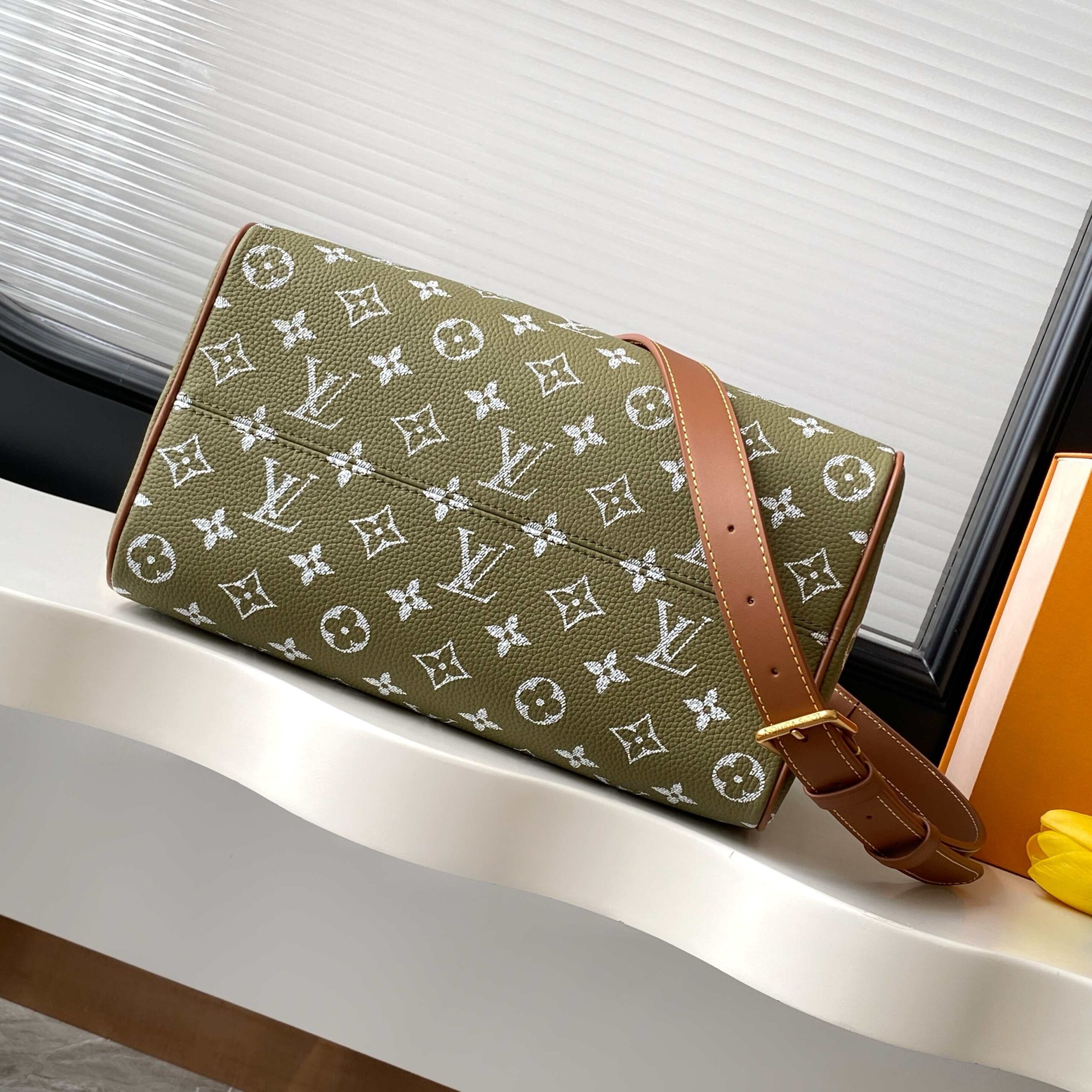 Speedy P9 Bandoulière 30 Handbag in Green Monogram Leather - Image 4