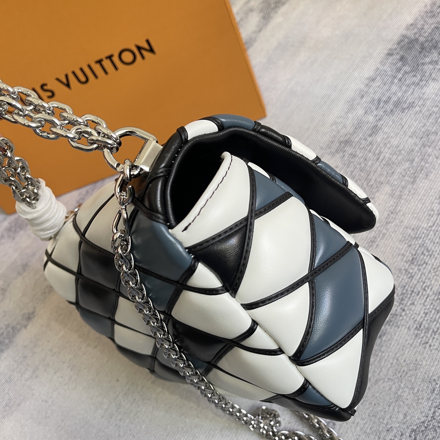 GO-14 Medium Handbag - Image 4