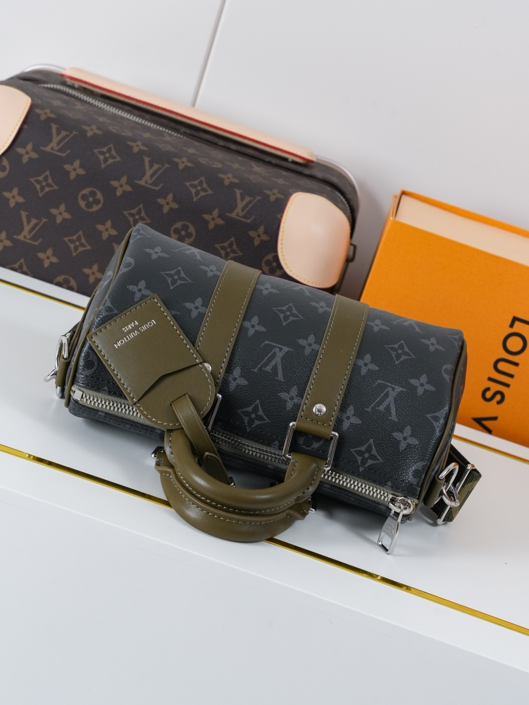 Louis Vuitton Keepall Bandoulière 25 Monogram Eclipse Travel Bag - Image 4
