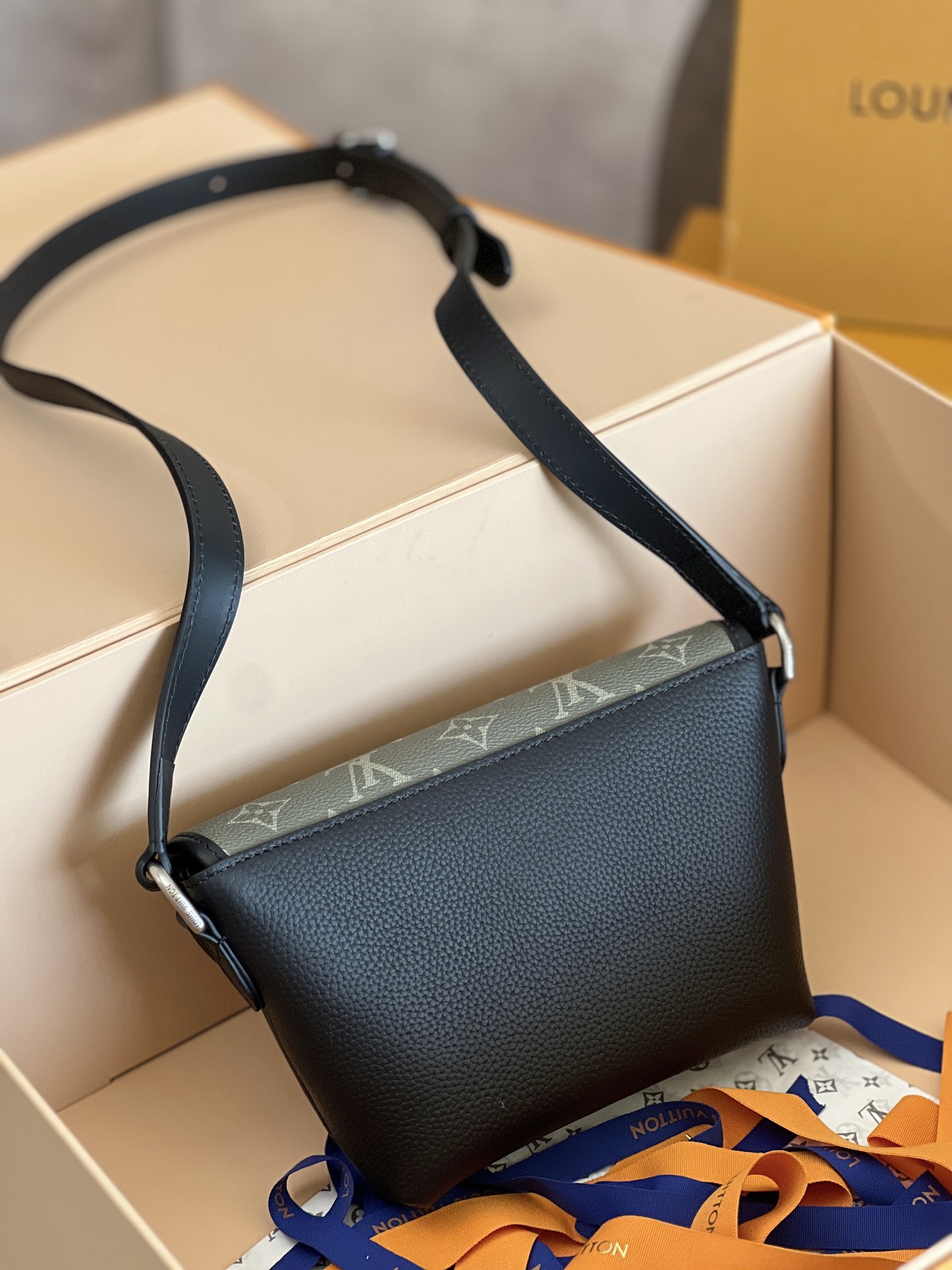 Louis Vuitton M12618 Pulse Mini Handbag - Image 4