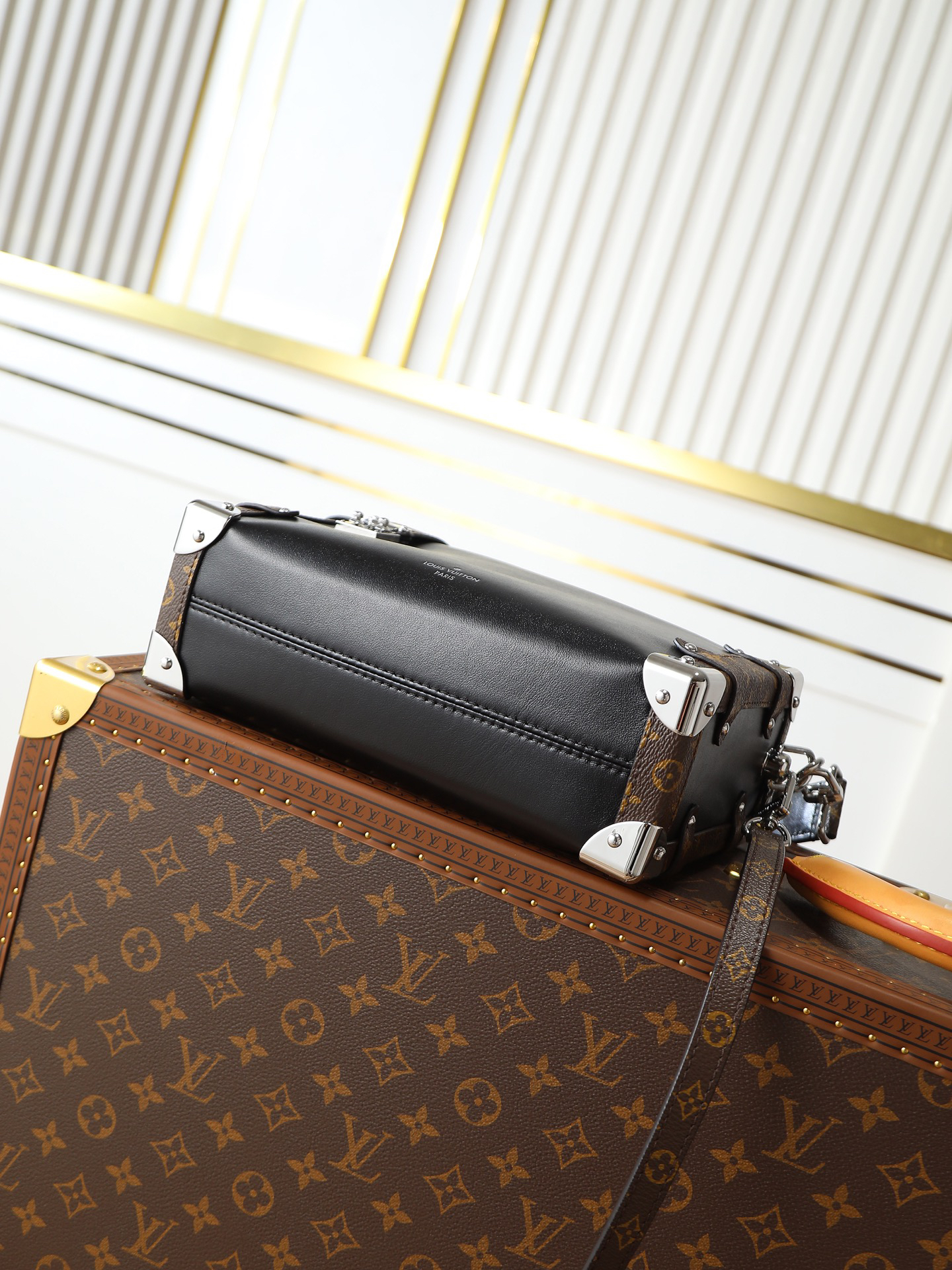 Louis Vuitton Side Trunk Vibe Leather Bag M15195 - Image 4