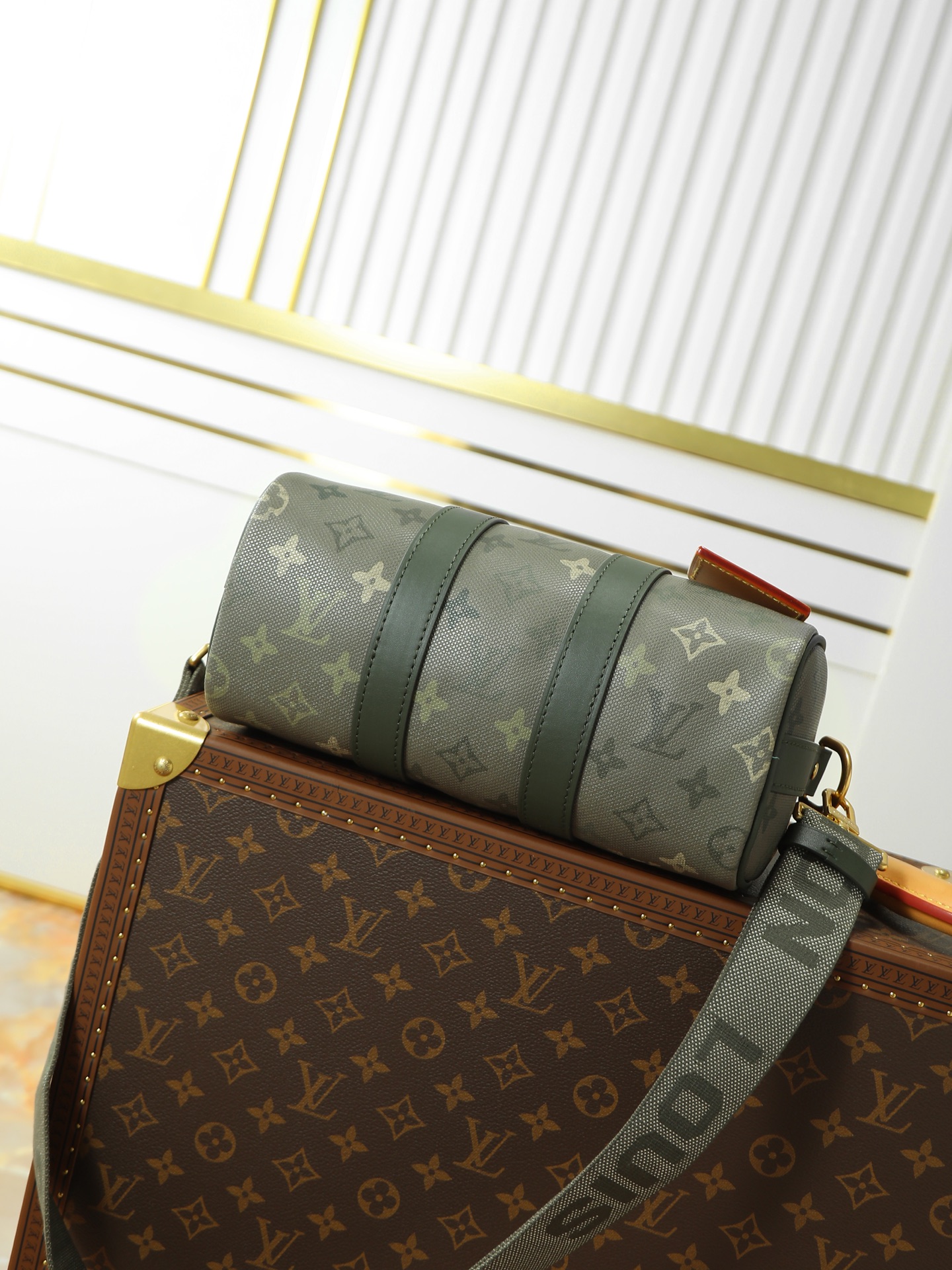 Louis Vuitton Keepall Bandouliere 25 Travel Bag in Monogram Surplus - Image 4