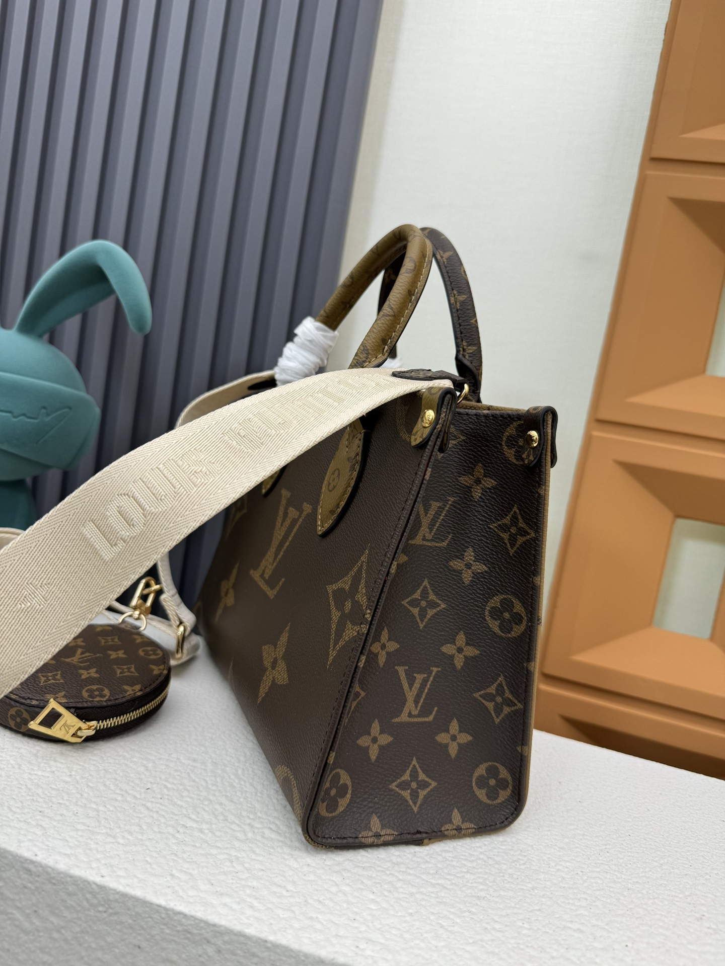 Louis Vuitton OnTheGo Small Tote Bag in Monogram Canvas - Image 4