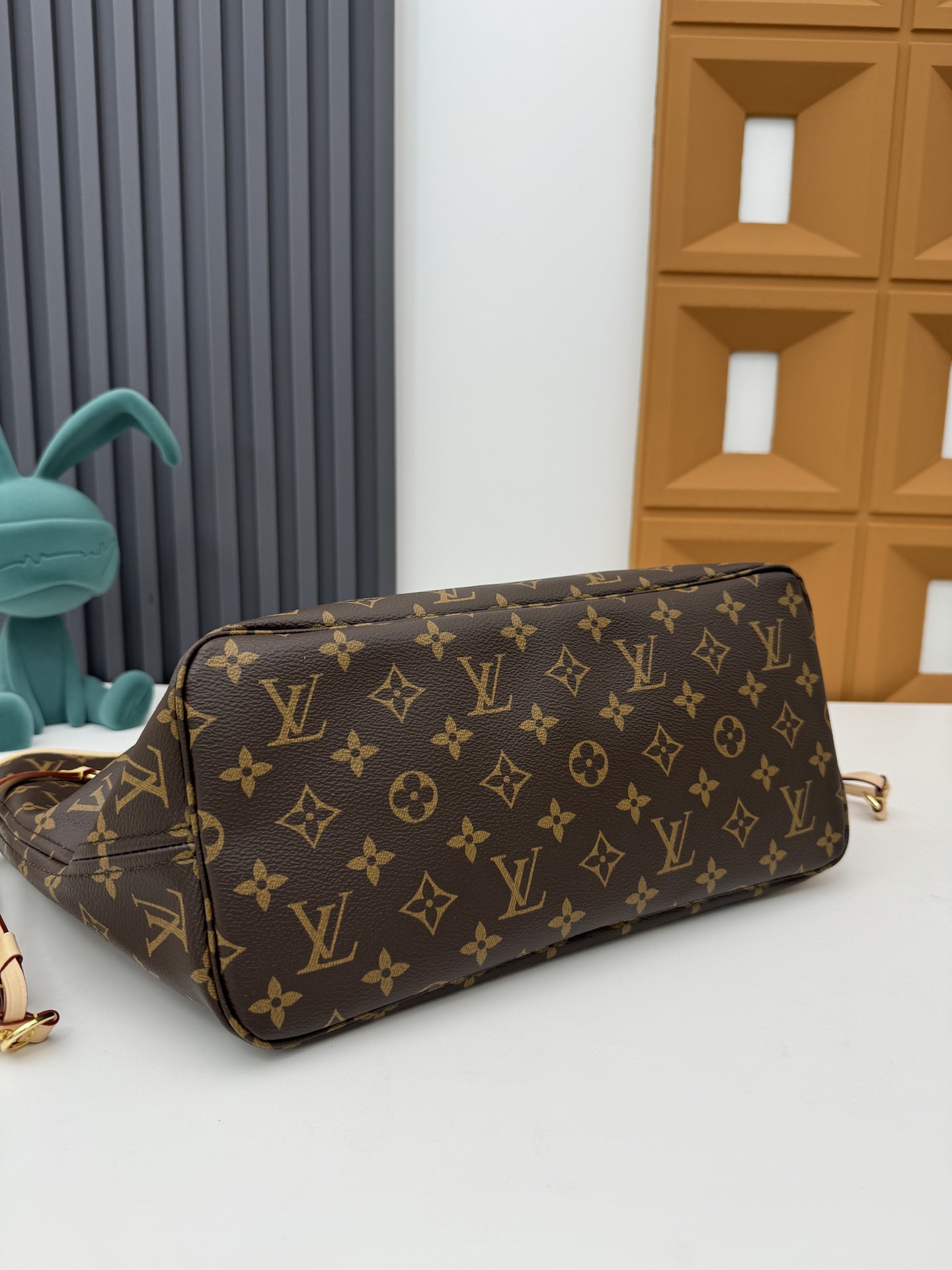 Louis Vuitton Neverfull Medium Shopping Tote with Detachable Zipper Pouch - Image 4