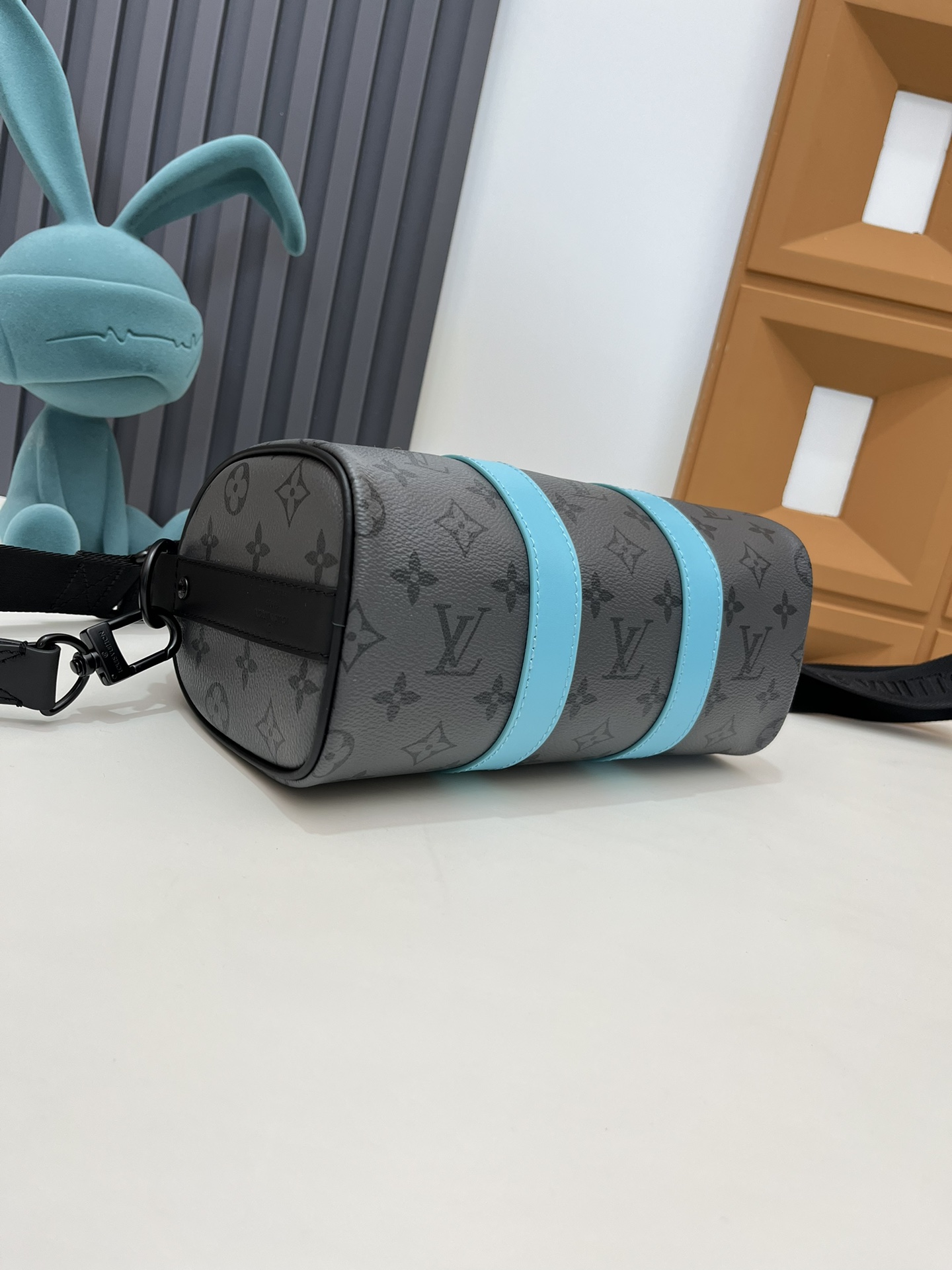 Louis Vuitton Keepall 25 Turquoise Pillow Bag - Image 4