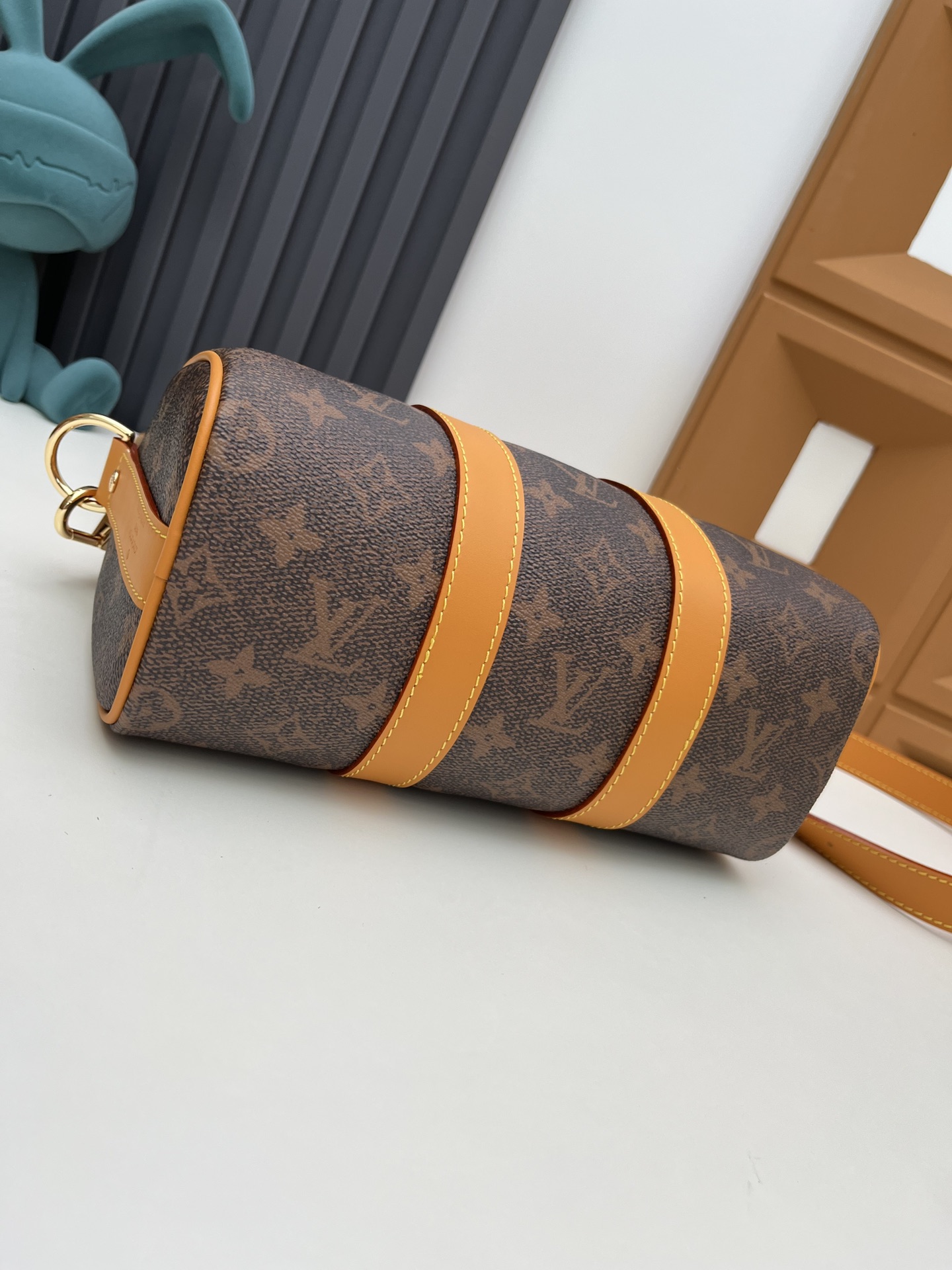 Louis Vuitton Keepall Bandouliere 25 Travel Bag in Monogram Dust Canvas - Image 4