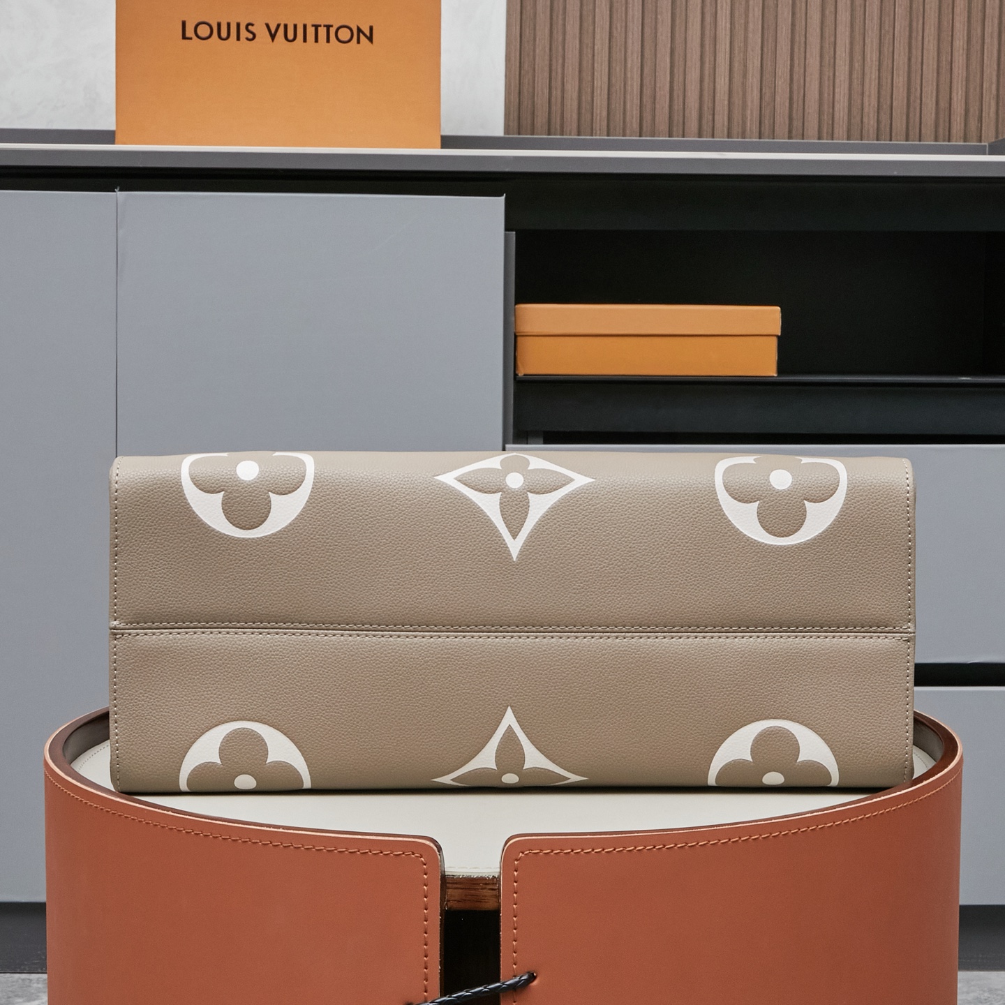 Louis Vuitton Onthego GM Tote Bag - Image 4