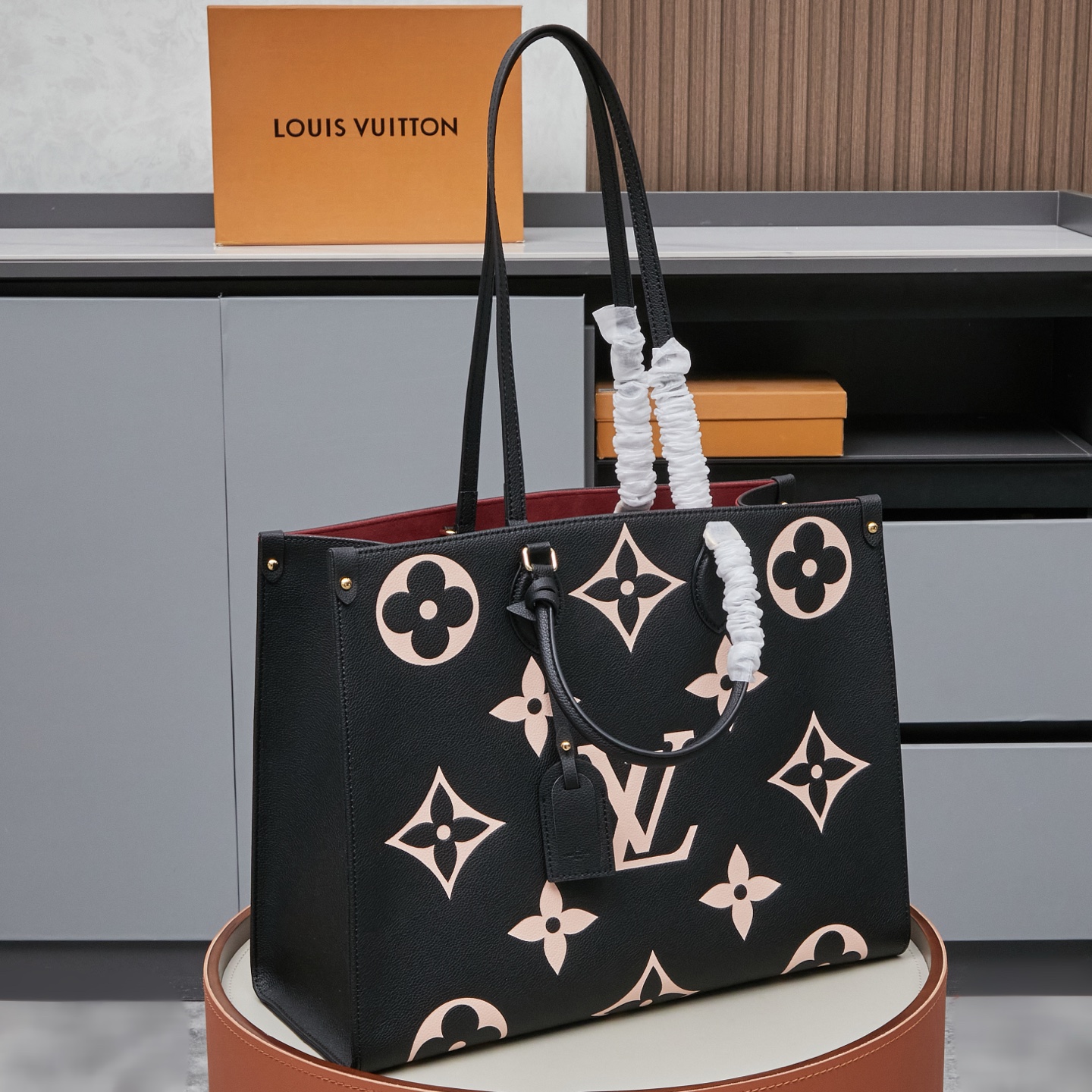 Louis Vuitton Onthego Large Black Silk-Print Tote Bag M45945 - Image 4