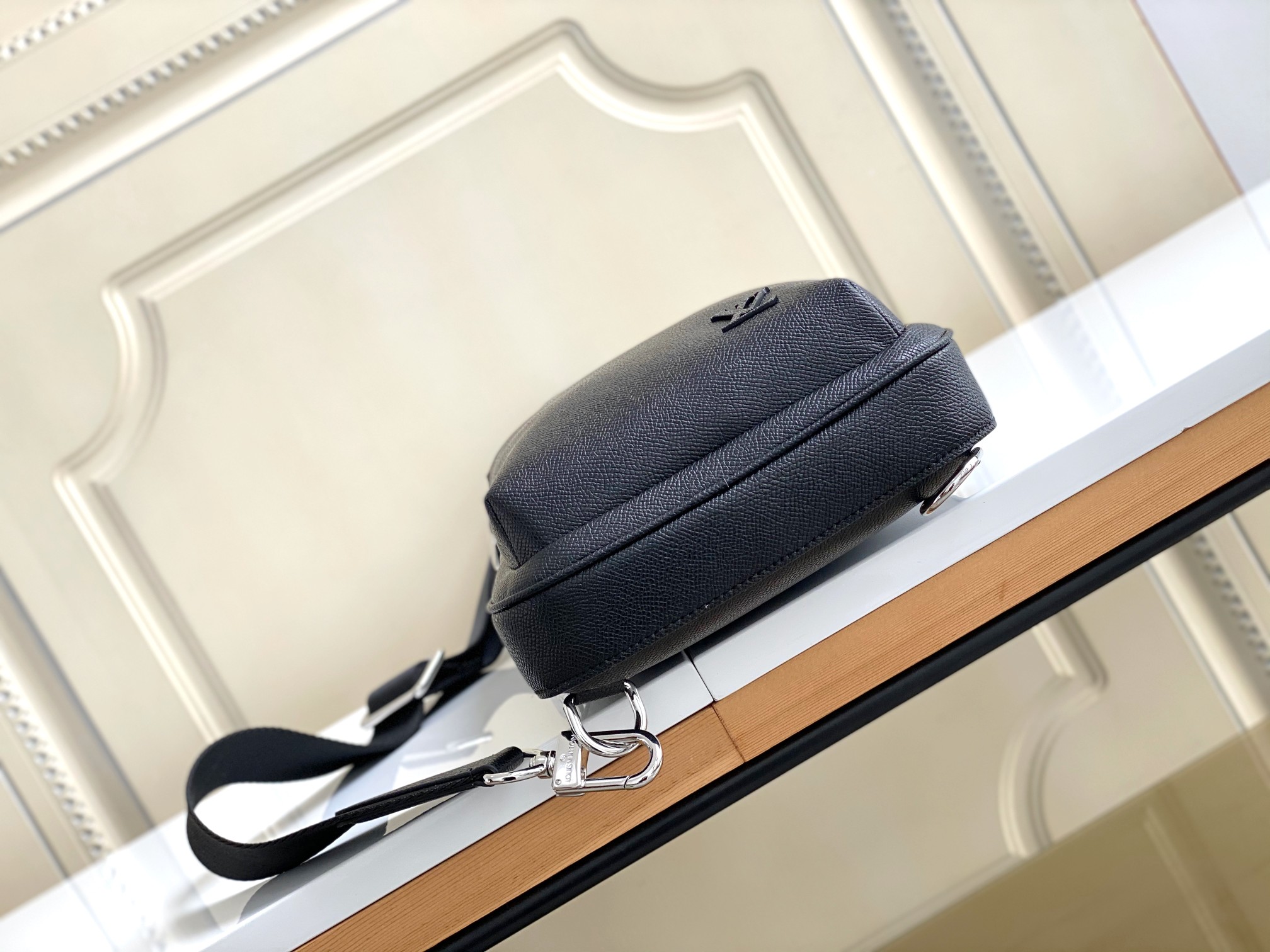 Avenue Shoulder Bag in Damier Graphite - Image 4