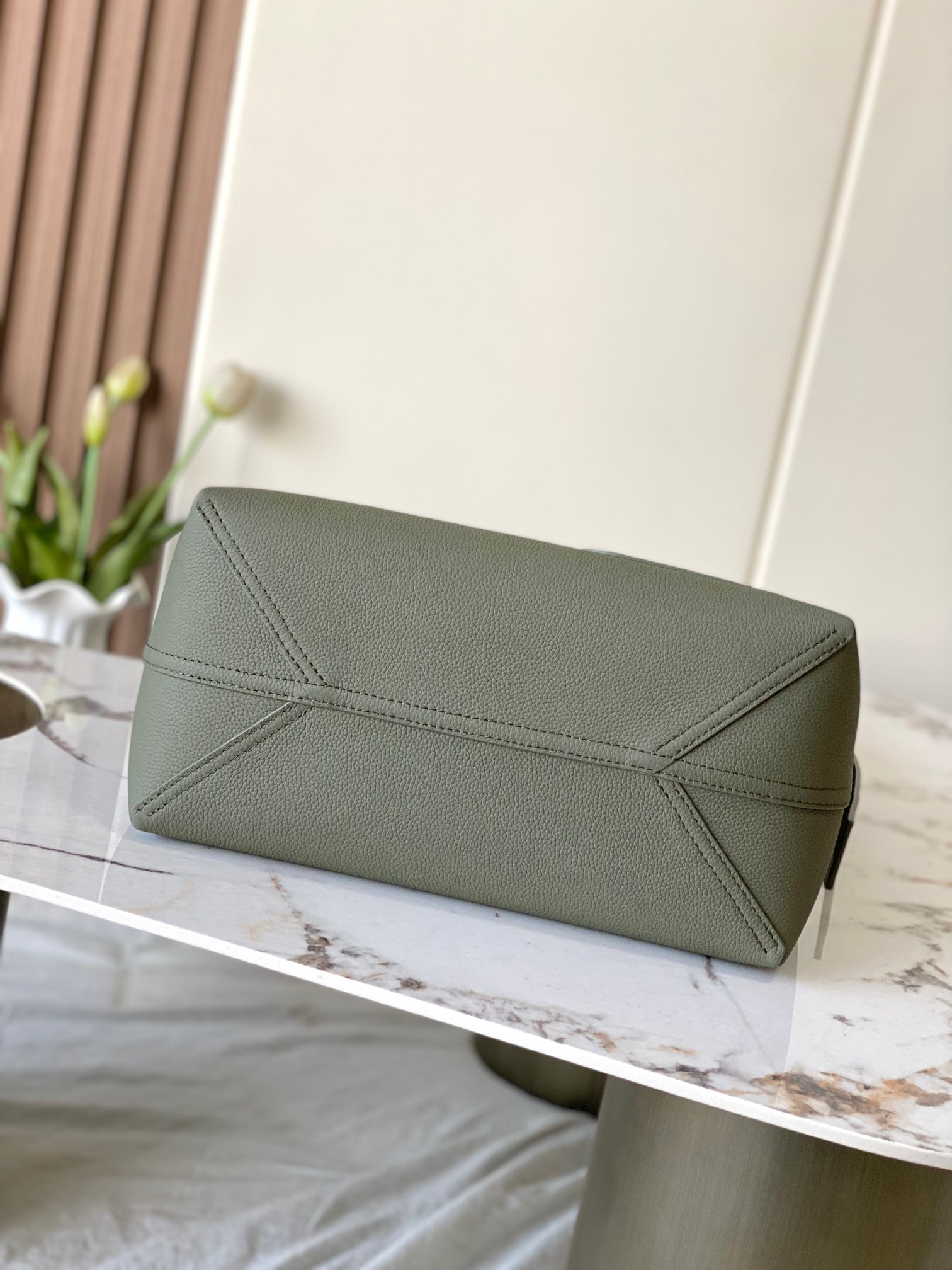 Louis Vuitton Verso Hobo Reversible Leather Handbag - Image 4
