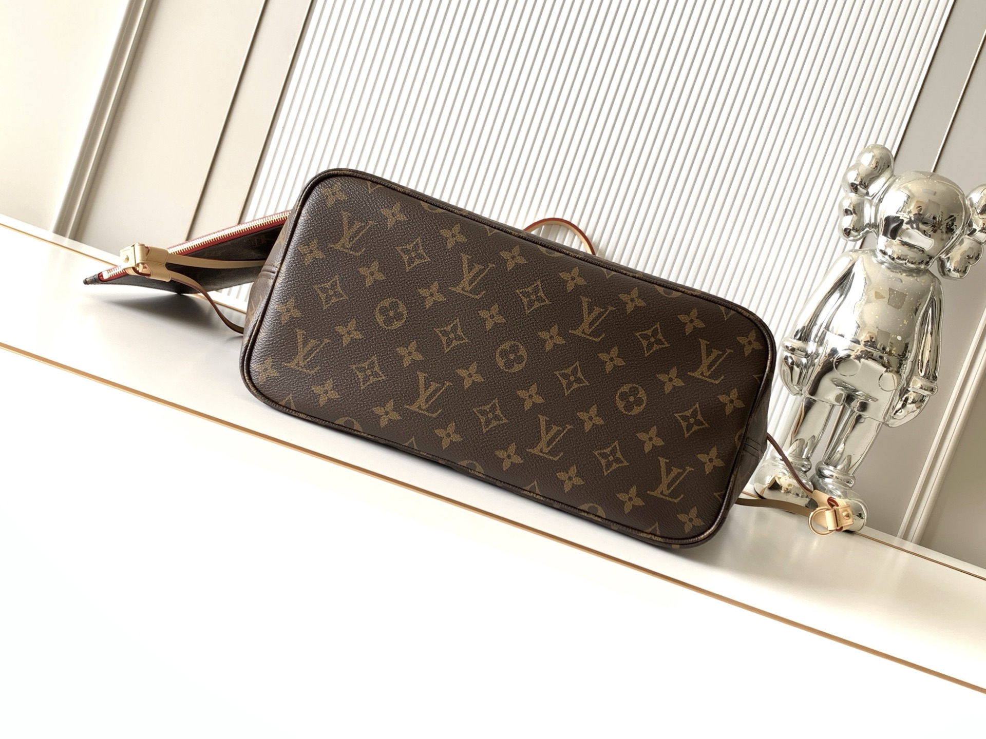 Louis Vuitton Neverfull Medium Tote Bag - Image 4
