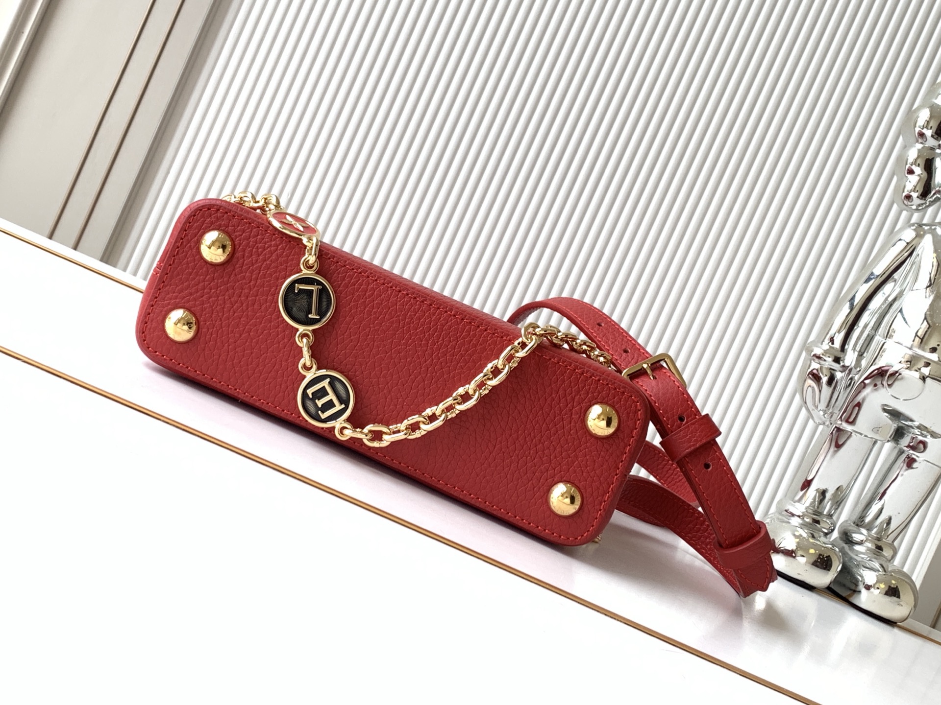 Louis Vuitton Capucines M00014 Handbag - Image 4
