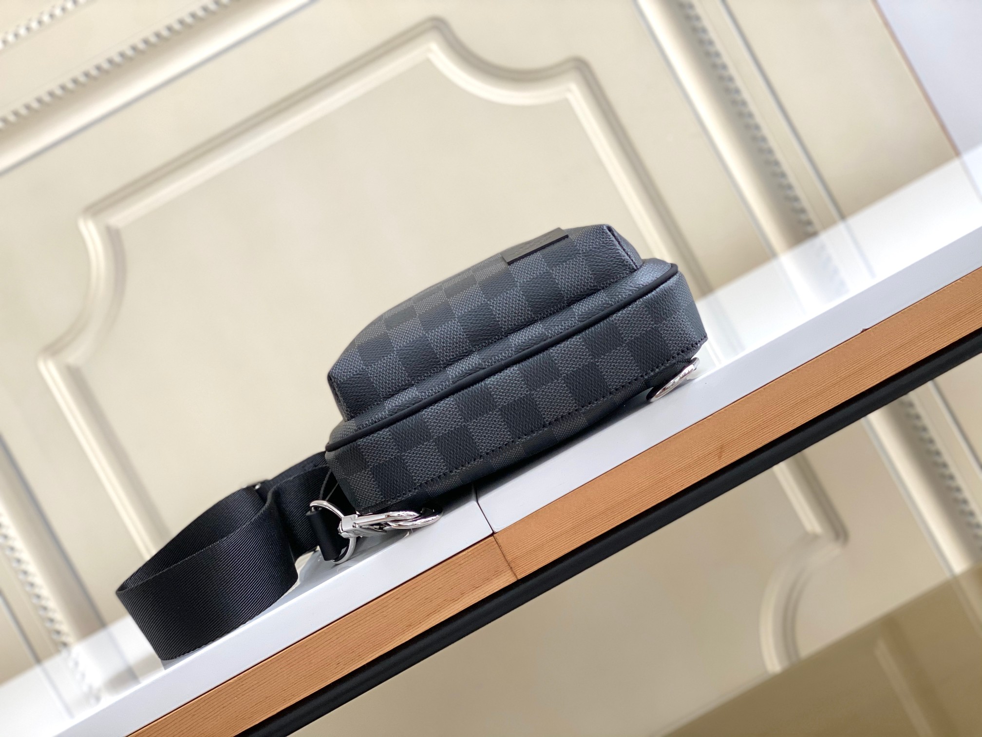 Louis Vuitton Avenue Shoulder Bag in Damier Graphite Canvas - Image 4