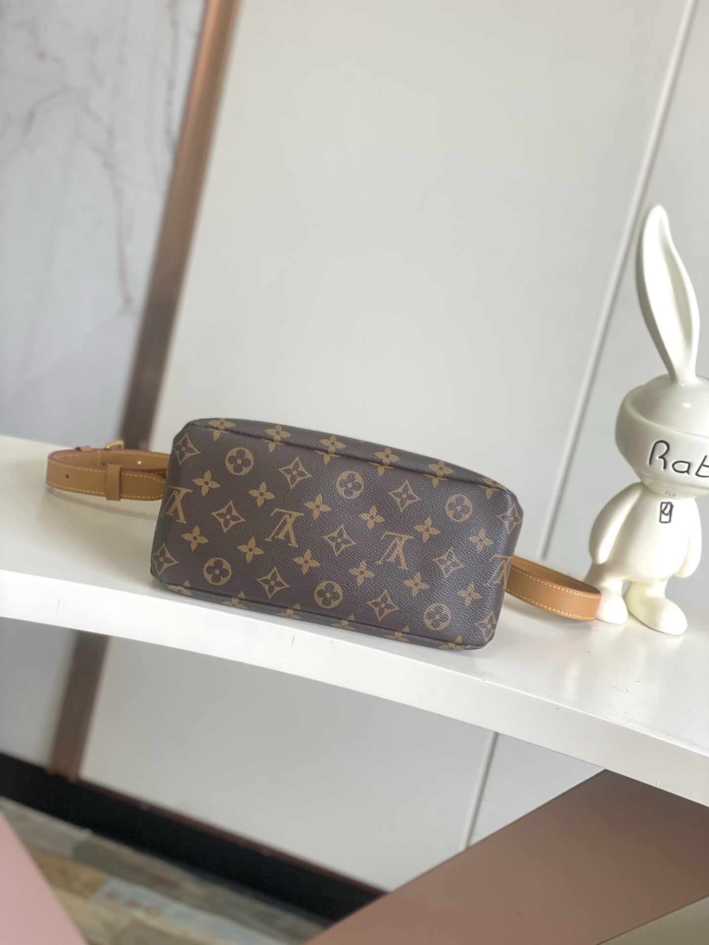 Louis Vuitton Medium Leather Handbag with Detachable Shoulder Strap - Image 4