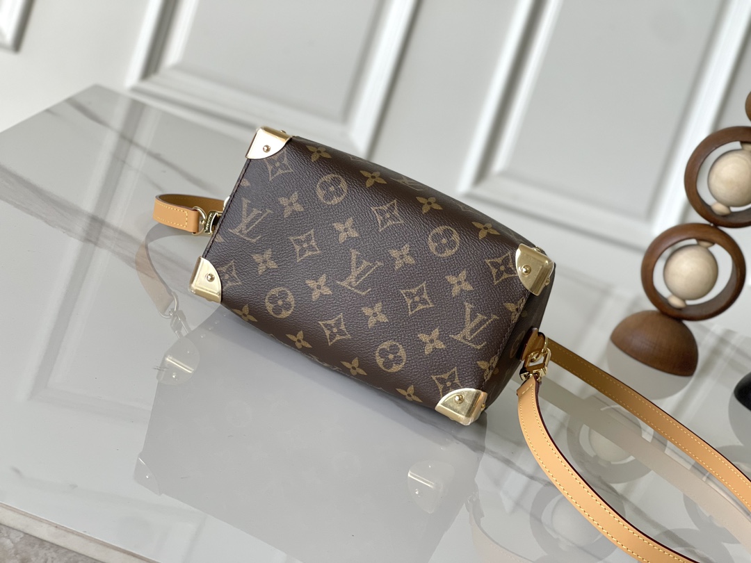 Louis Vuitton M13146 Studded Crossbody Bag - Image 4