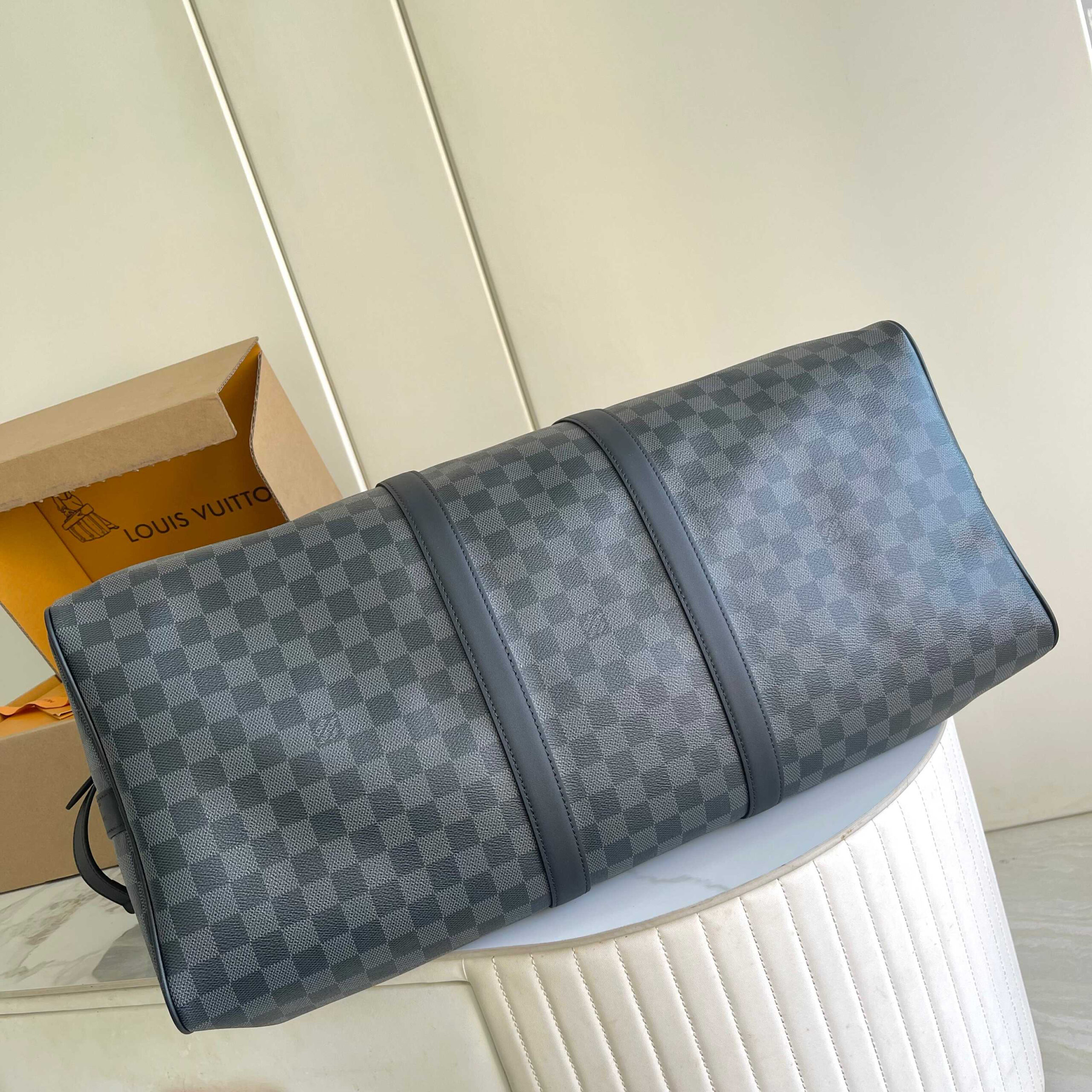 Louis Vuitton Keepall Bandoulière 55 Travel Bag in Monogram Eclipse Canvas - Image 4