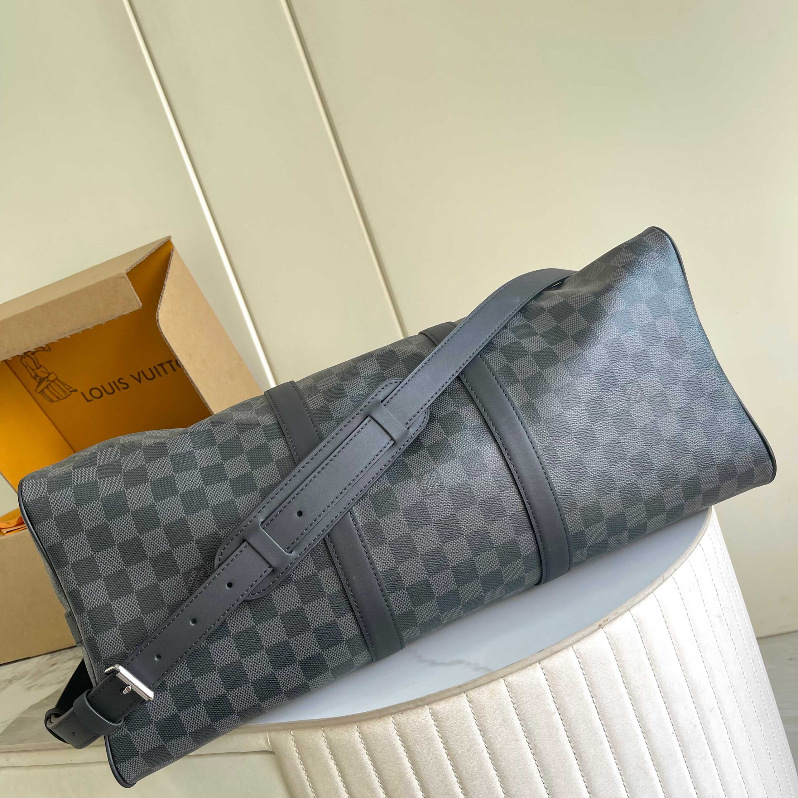 Louis Vuitton Keepall Bandoulière 50 Travel Bag in Monogram Eclipse Canvas - Image 4