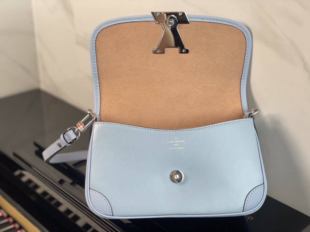 Louis Vuitton Buci Handbag M59386 in Sky Blue Epi Leather - Image 4