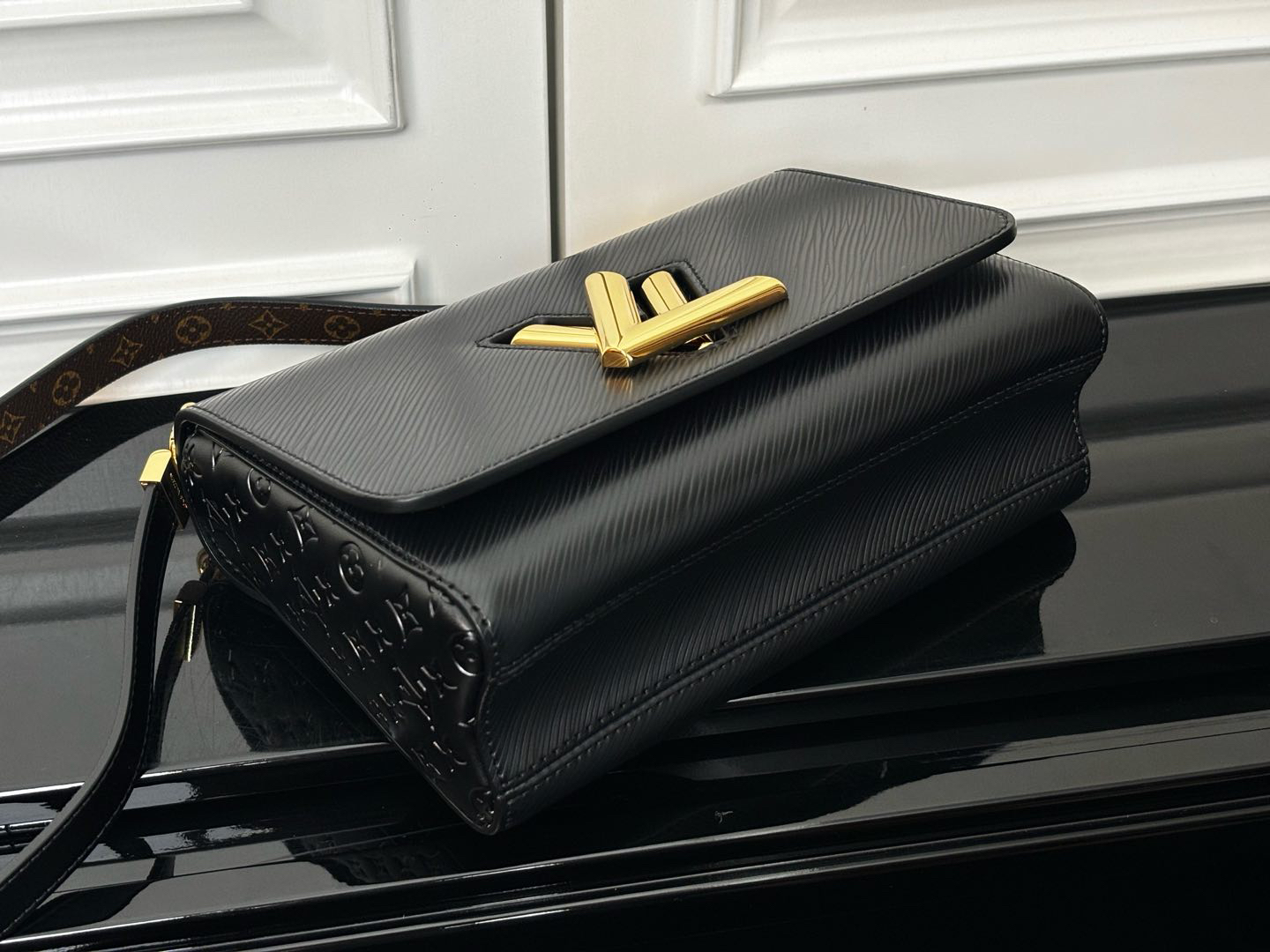 Louis Vuitton Twist MM Epi Leather Shoulder Bag - Black - Image 4
