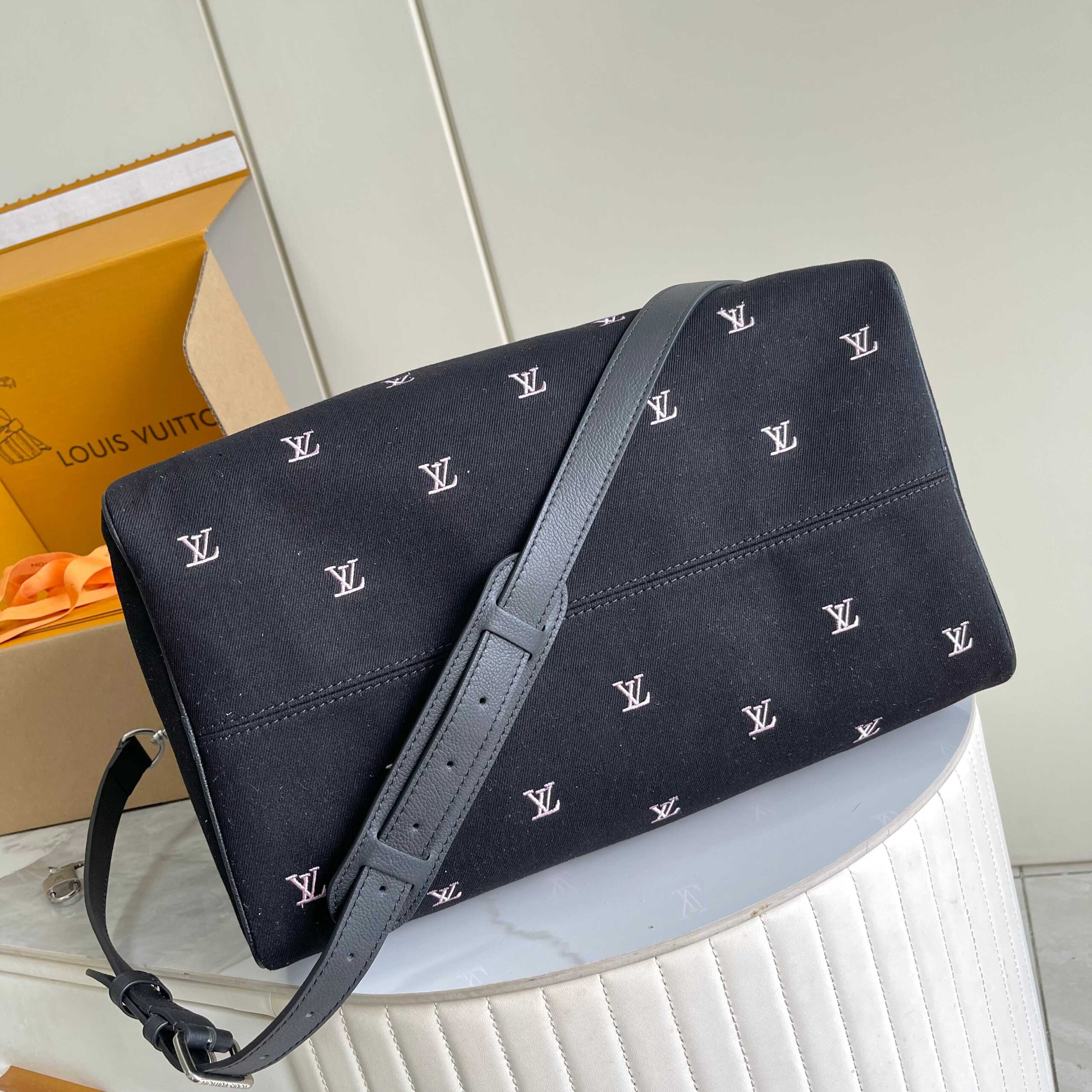 Louis Vuitton Speedy 40 Bandoulière Blason Denim Bag - Image 4