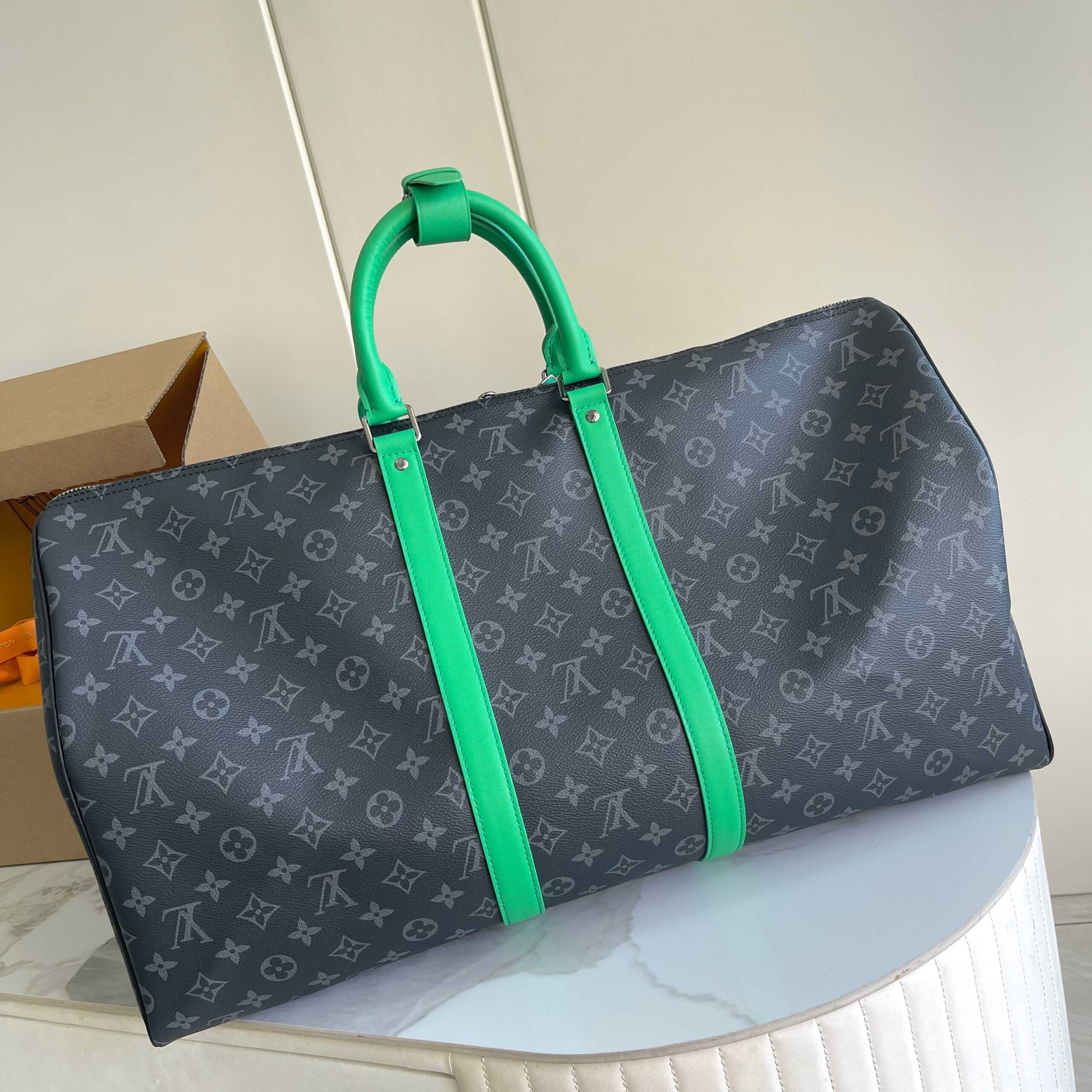 Louis Vuitton Keepall Bandoulière 55 Travel Bag in Monogram Eclipse Canvas - Image 4
