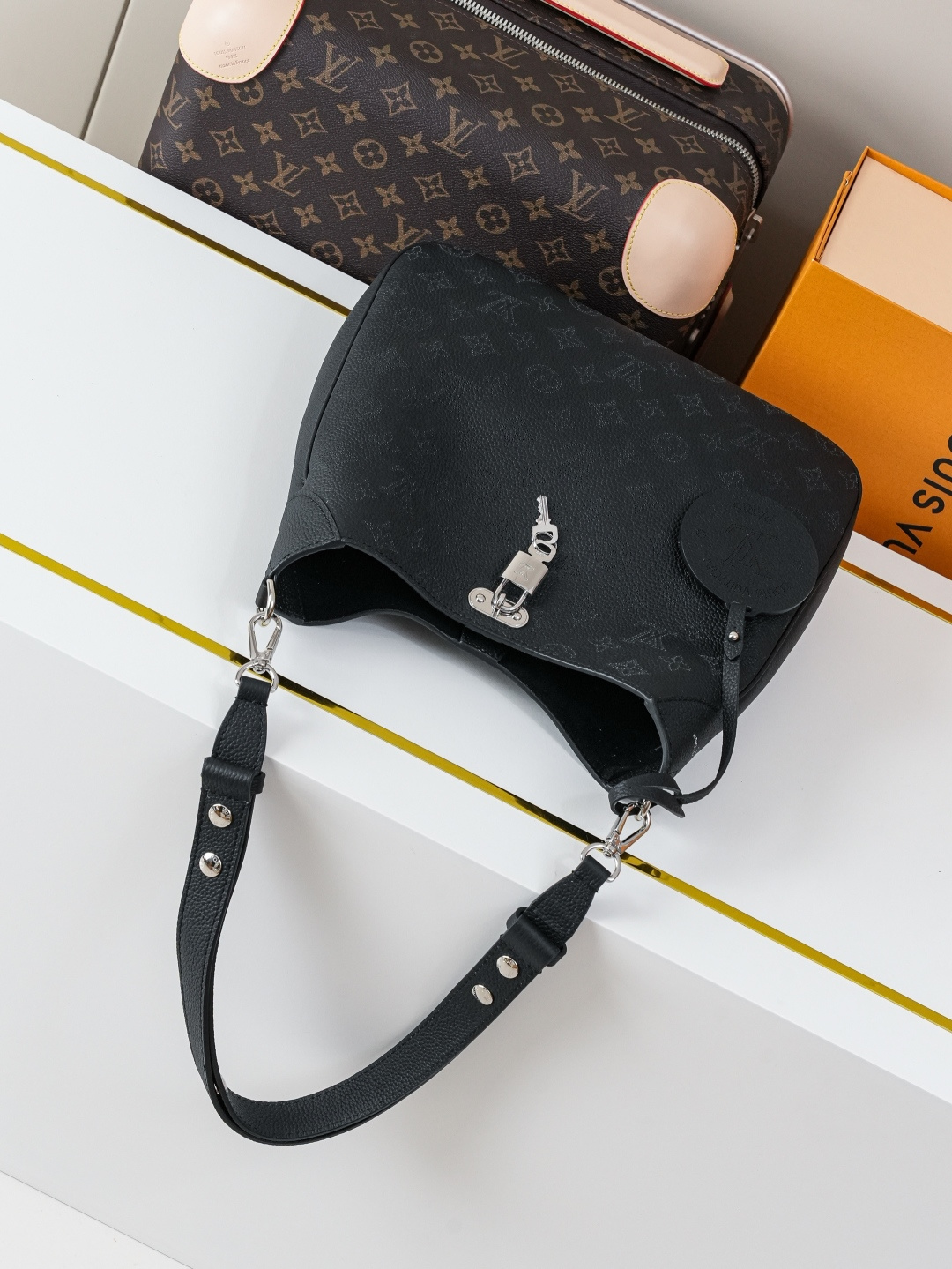 Louis Vuitton All Around Medium Shoulder Bag M14618 - Image 4
