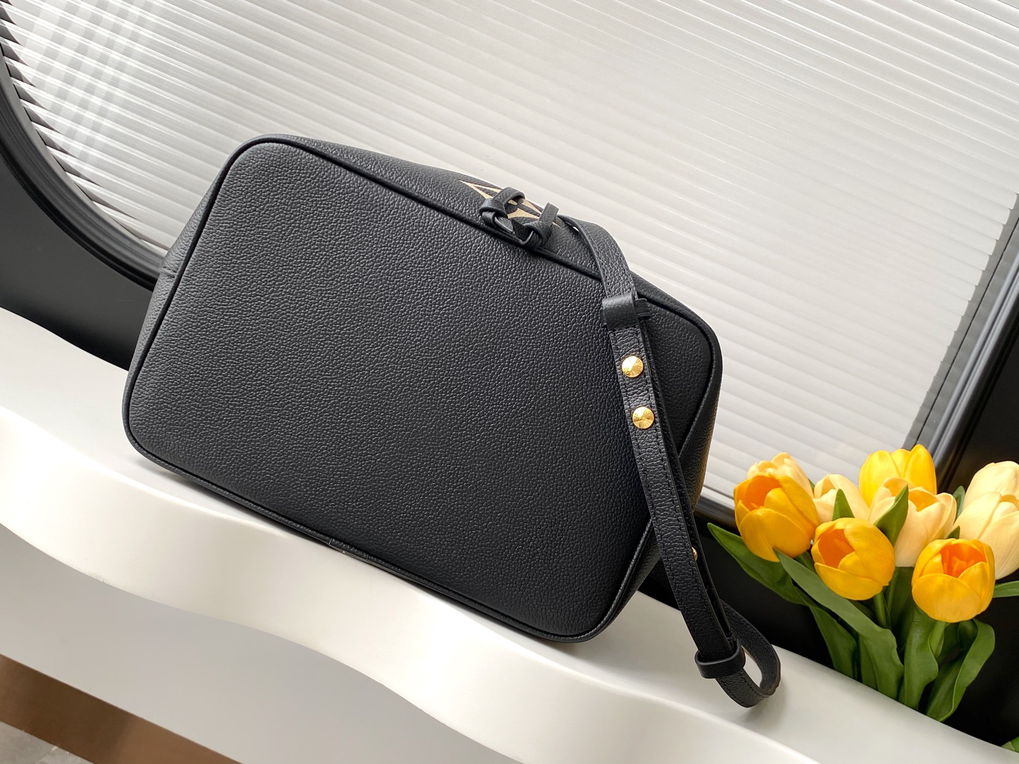 Louis Vuitton NeoNoe Medium Bucket Bag - Image 4
